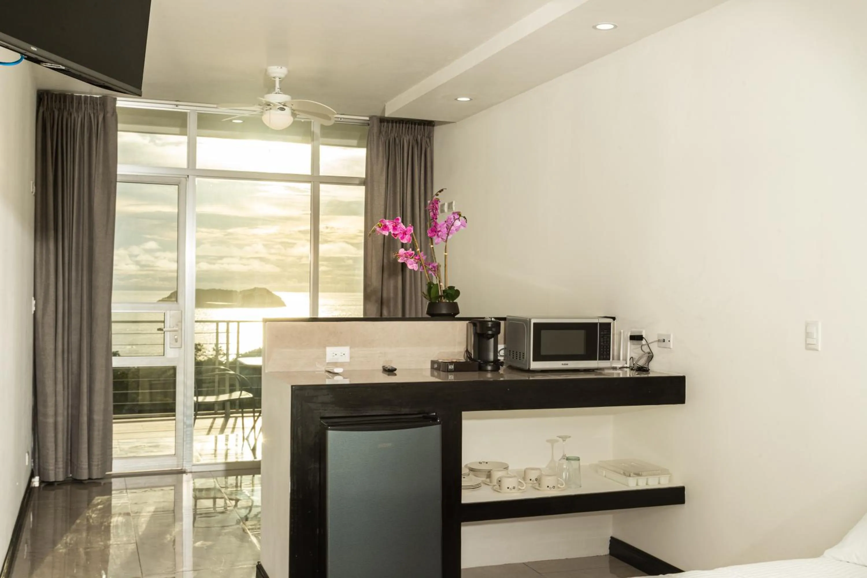 Photo of the whole room in El Faro Containers Beach Hotel