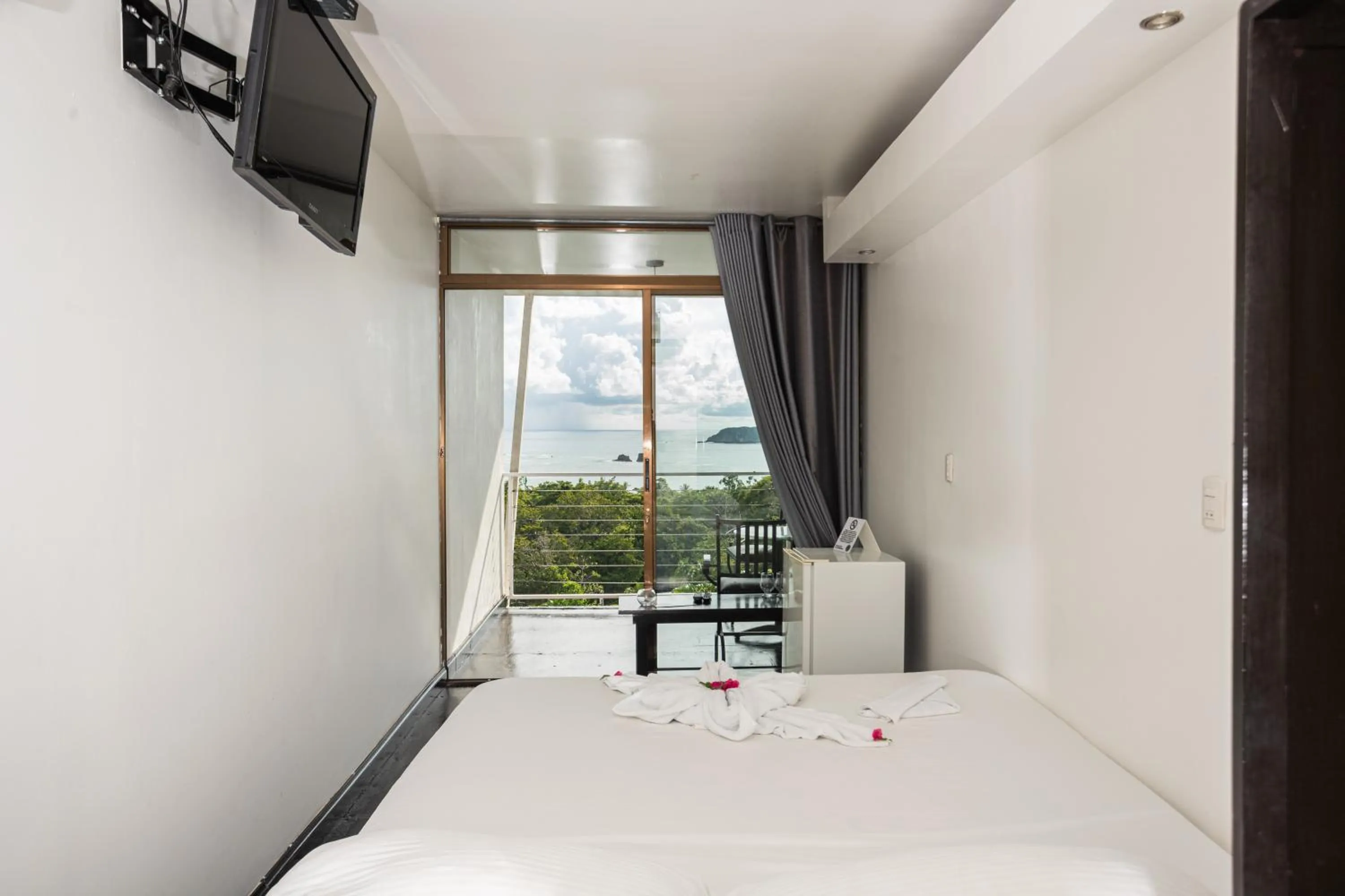 Bed in El Faro Containers Beach Hotel