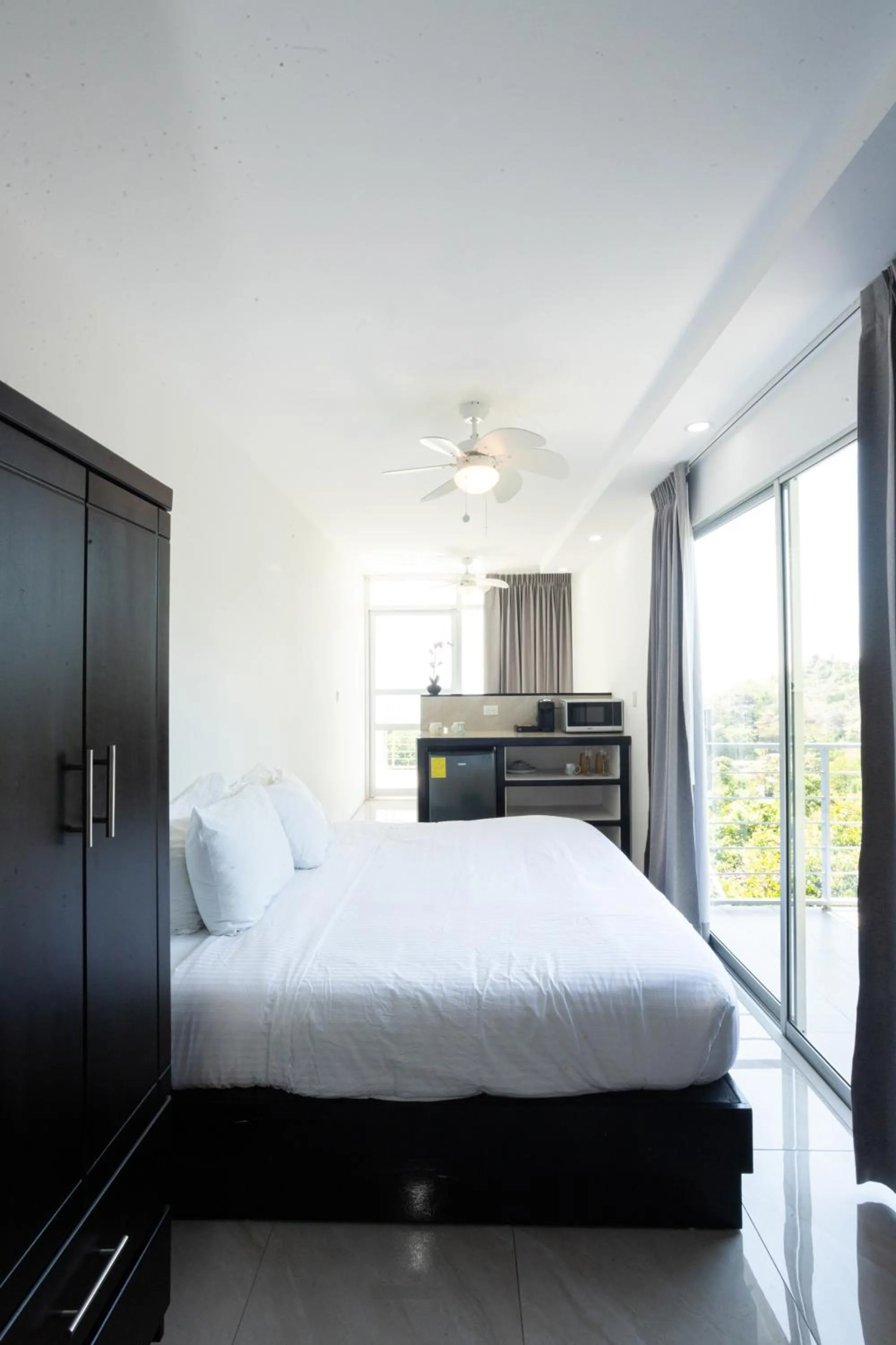 Photo of the whole room, Bed in El Faro Containers Beach Hotel