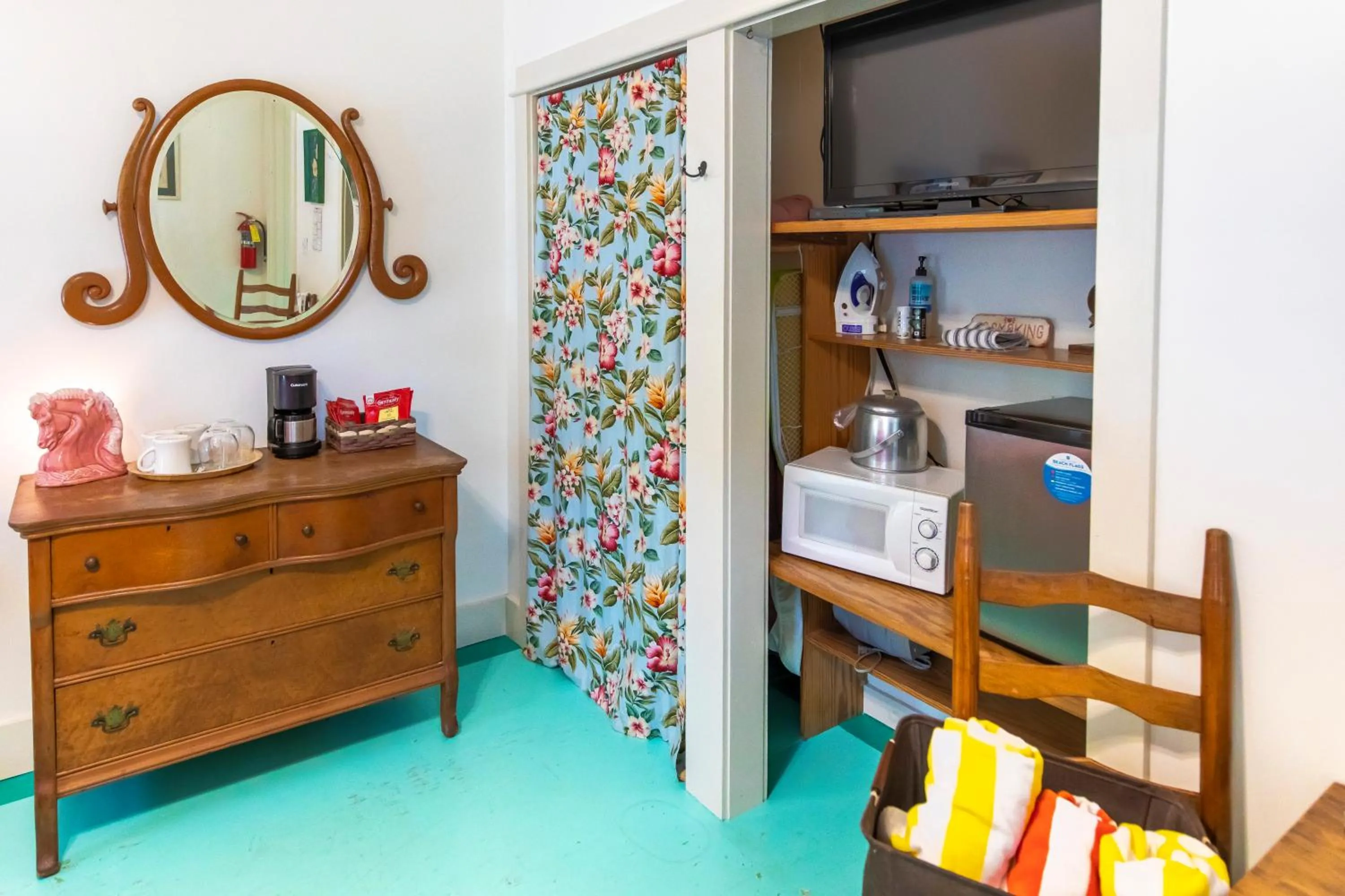 Coffee/tea facilities in Hibiscus Coffee & Guesthouse