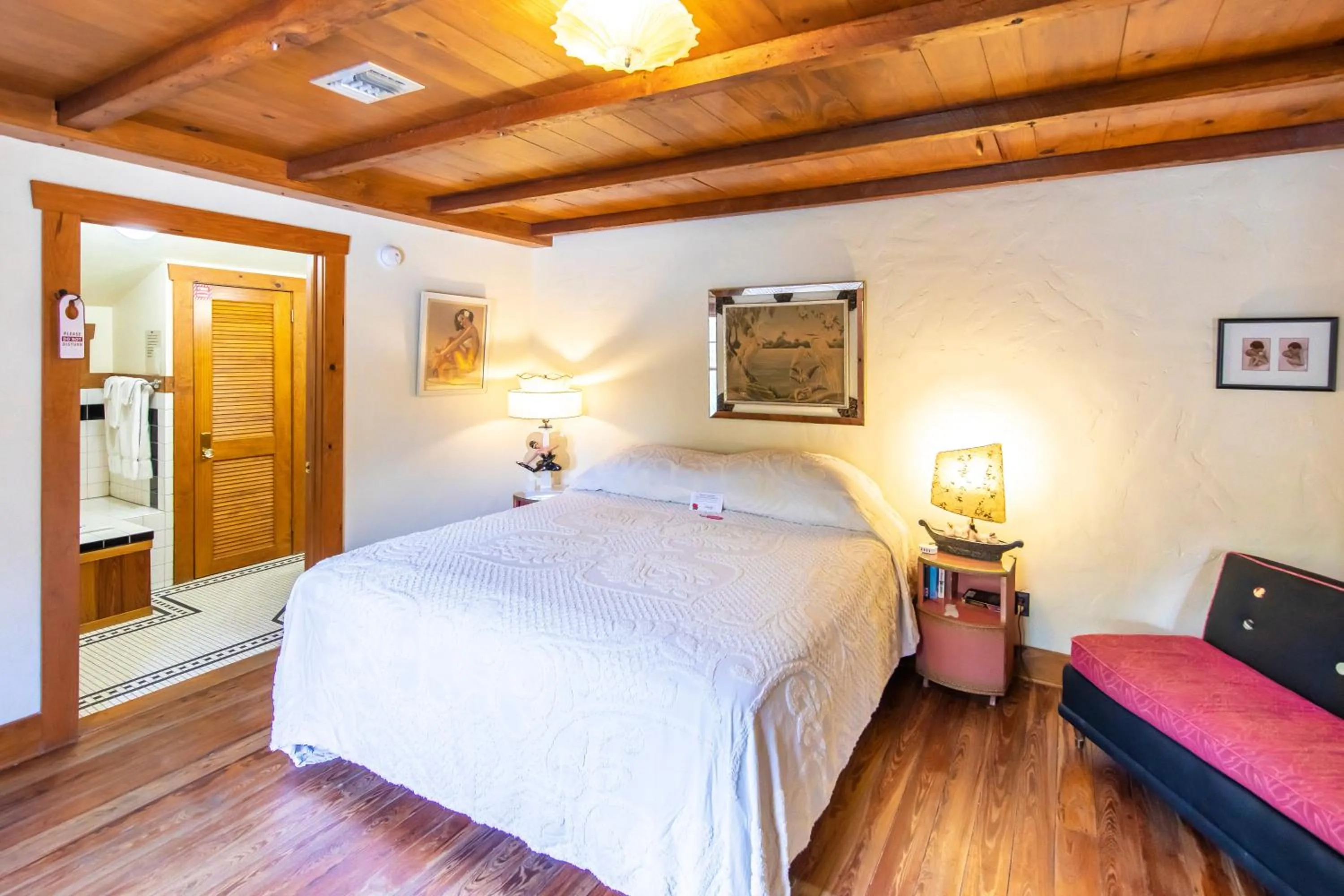 Bed in Hibiscus Coffee & Guesthouse