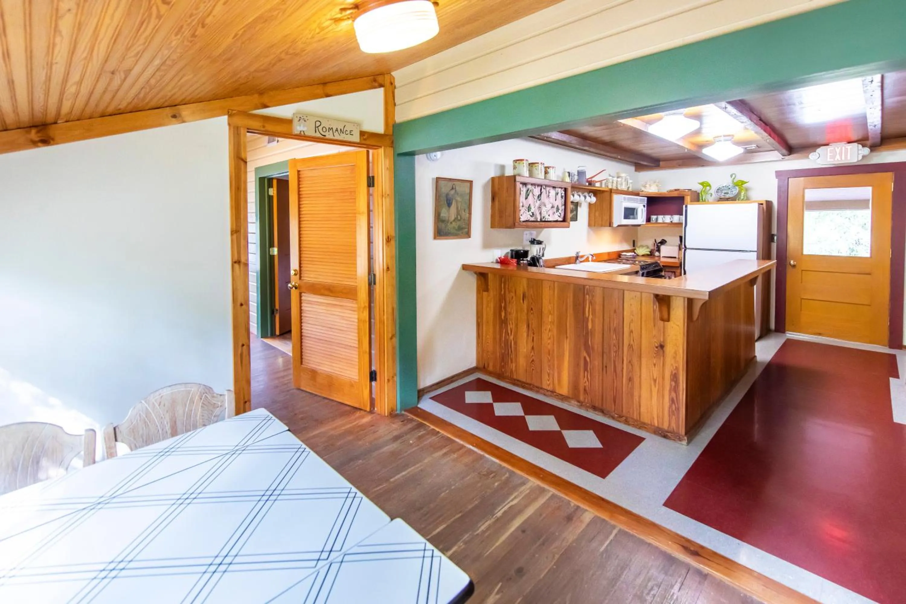 Kitchen or kitchenette, Bed in Hibiscus Coffee & Guesthouse