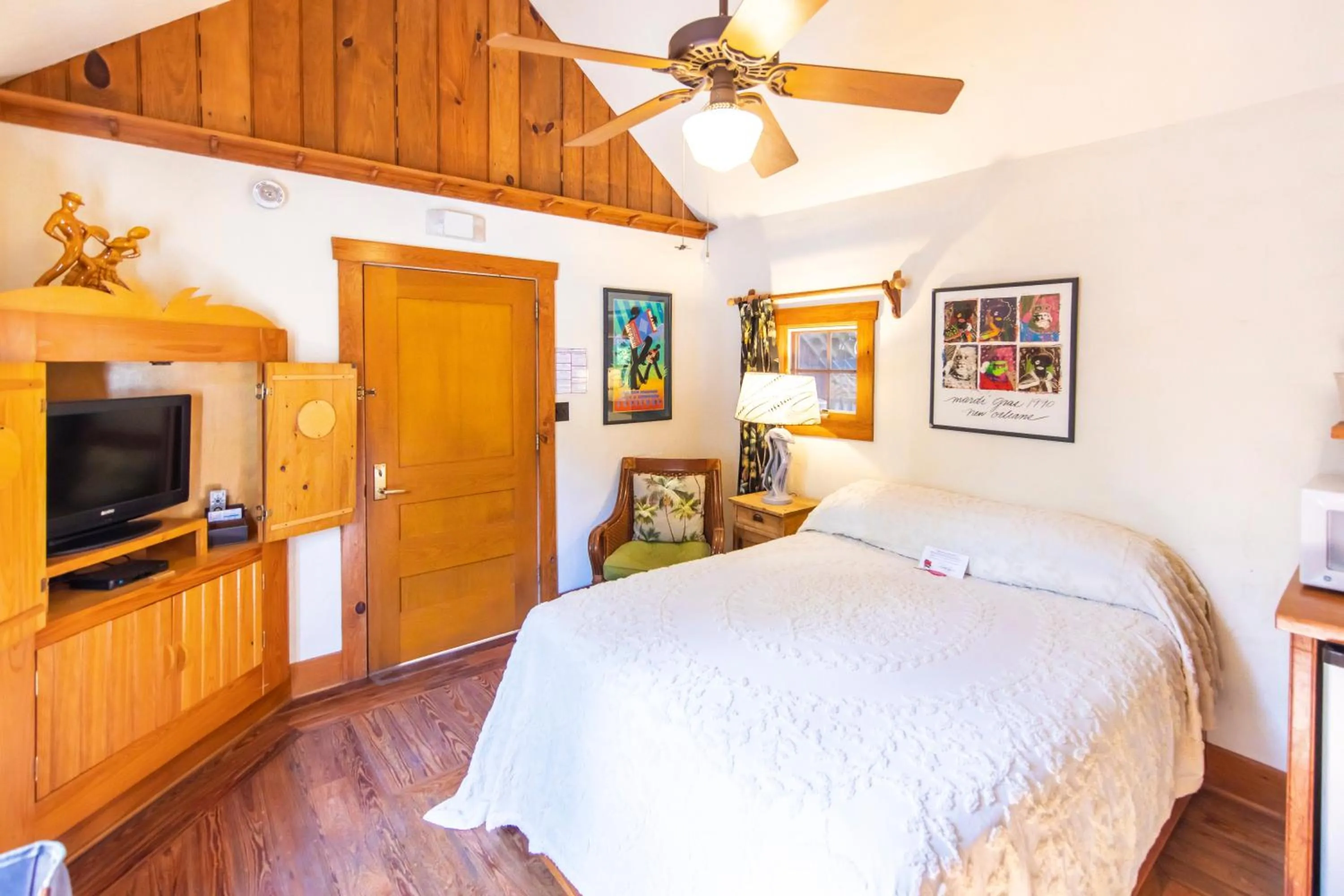 Bedroom, Bed in Hibiscus Coffee & Guesthouse