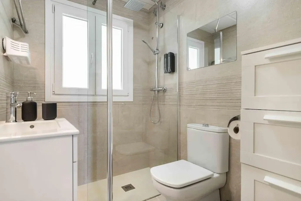 Spacious & authentic apartment by REMS