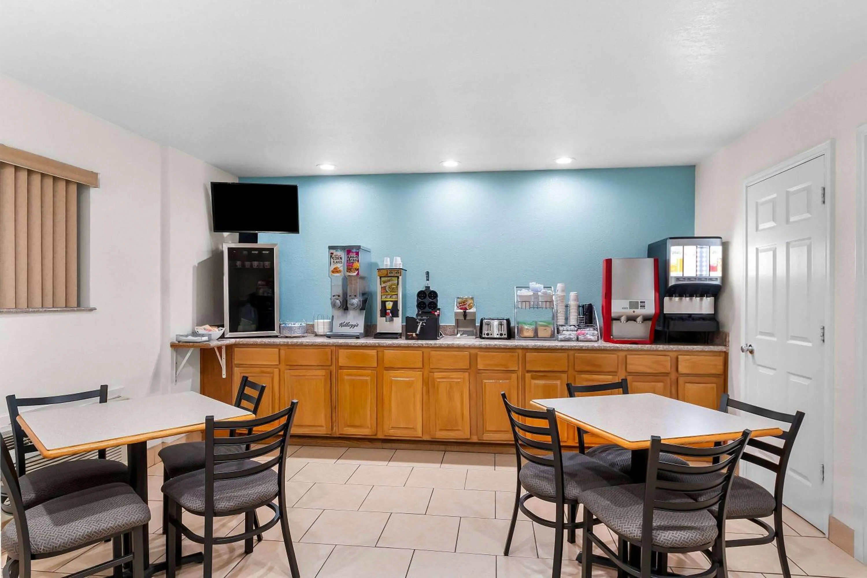 Restaurant/places to eat in Super 8 by Wyndham Pleasanton