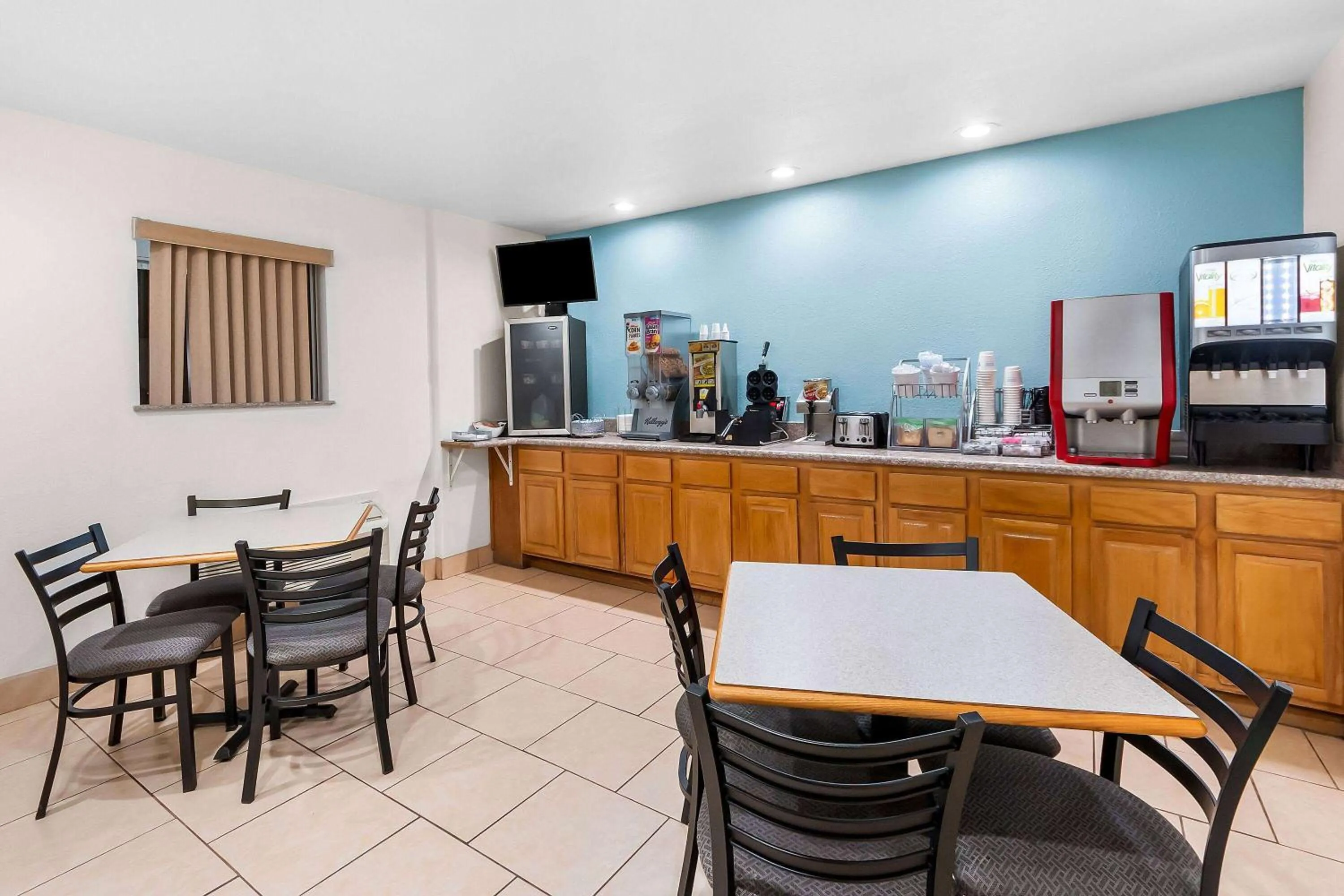 Restaurant/places to eat in Super 8 by Wyndham Pleasanton