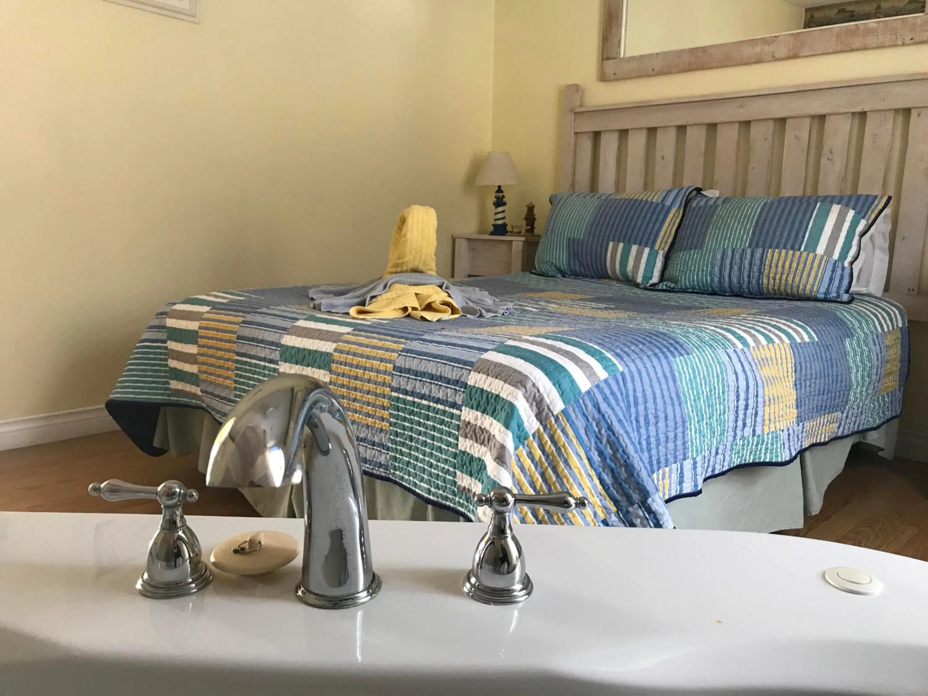 Bedroom, Bed in Whispering Waves Cottages