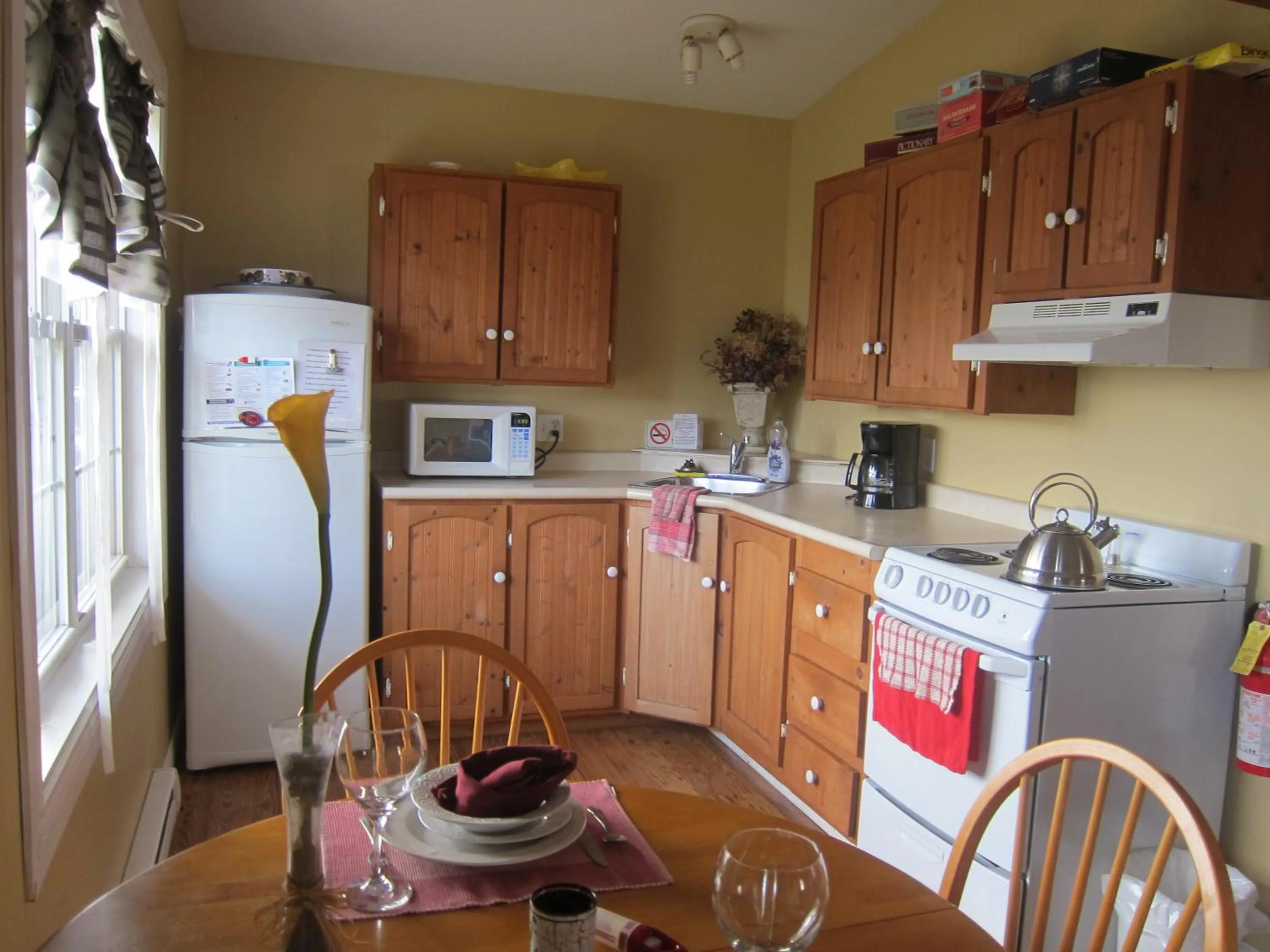 Kitchen or kitchenette in Whispering Waves Cottages