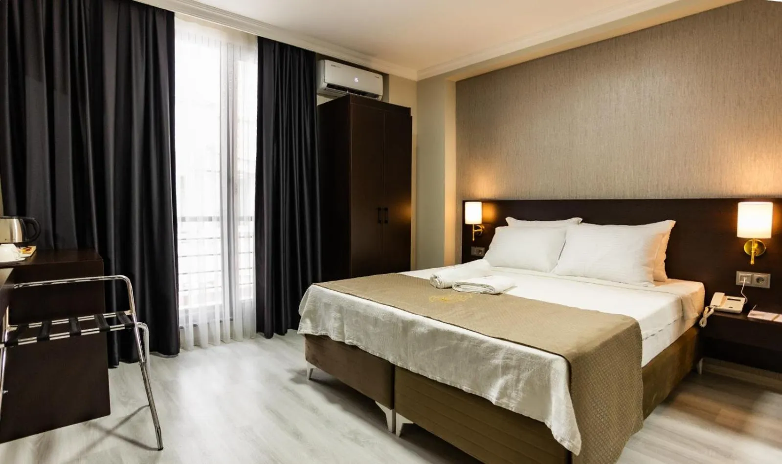 Bedroom, Bed in Mays Royal Hotel