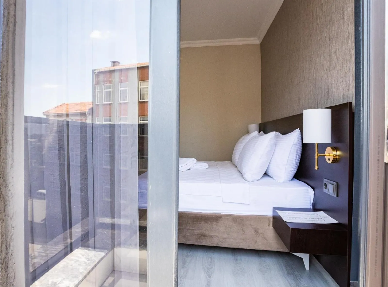 Balcony/Terrace, Bed in Mays Royal Hotel