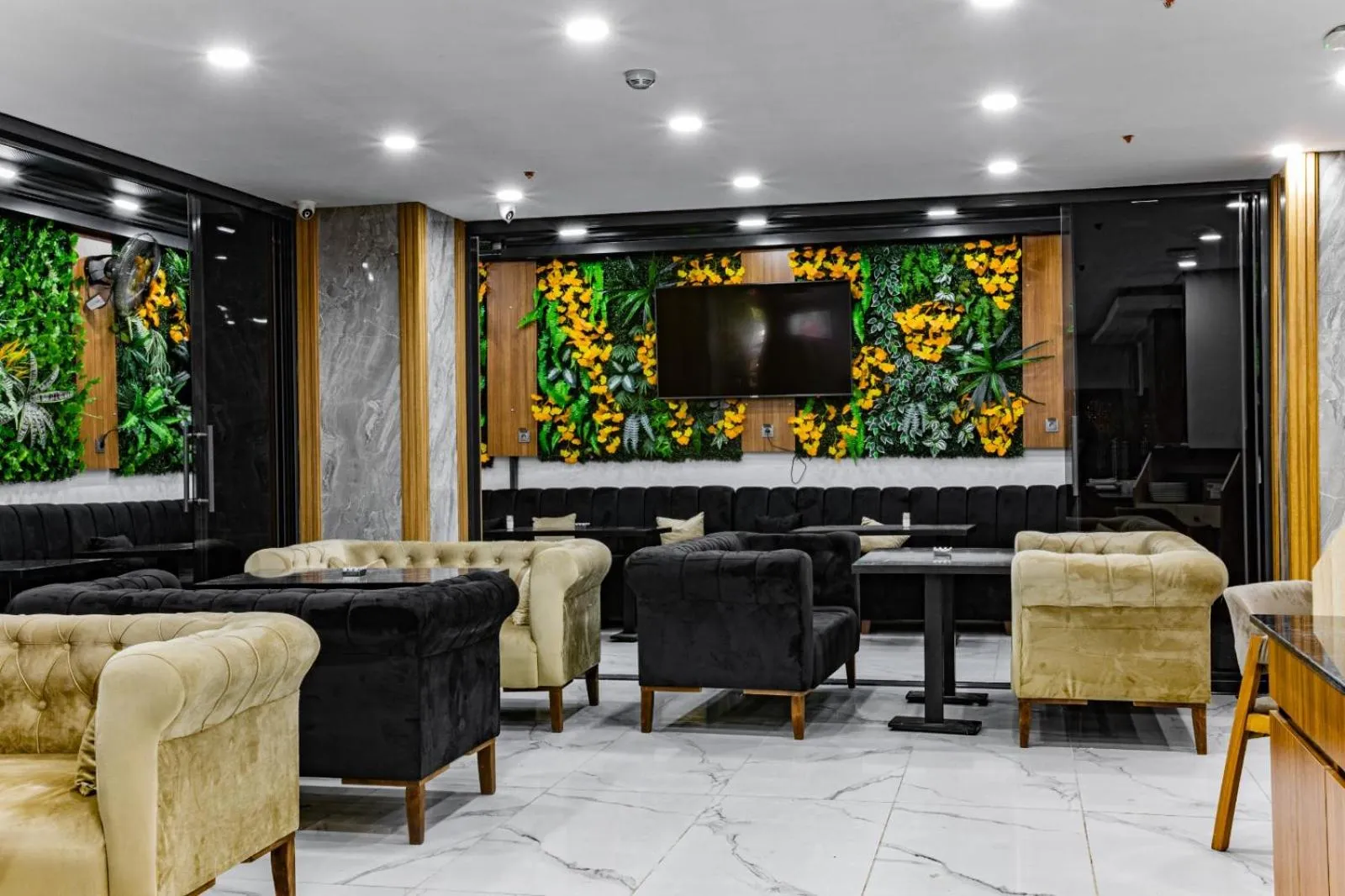 Restaurant/places to eat in Mays Royal Hotel