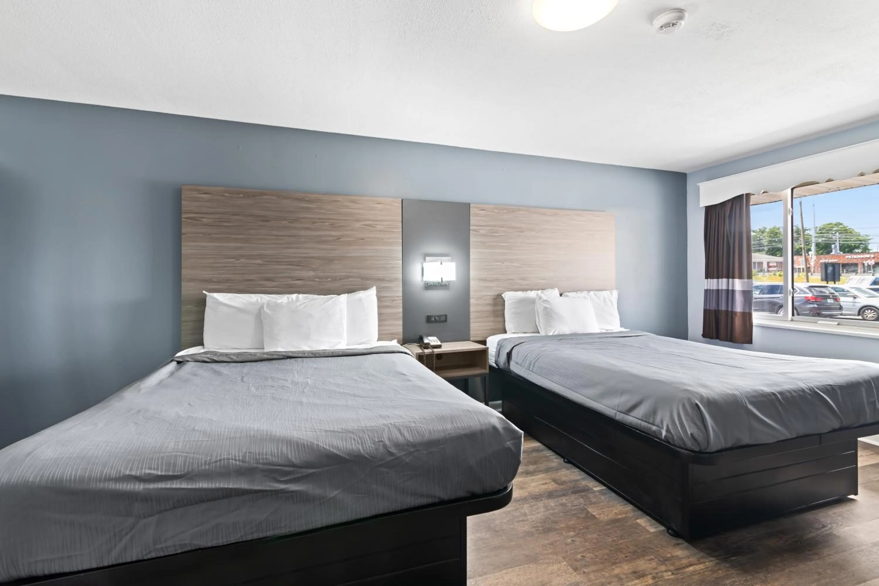 Property building, Bed in Plaza Inn