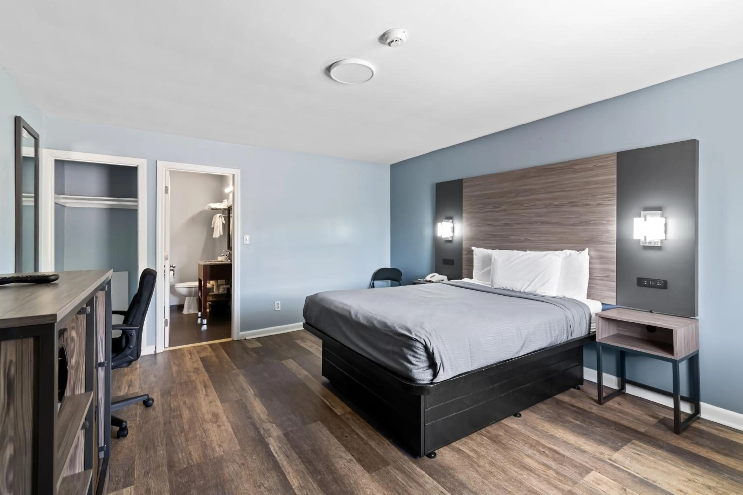 Property building, Bed in Plaza Inn