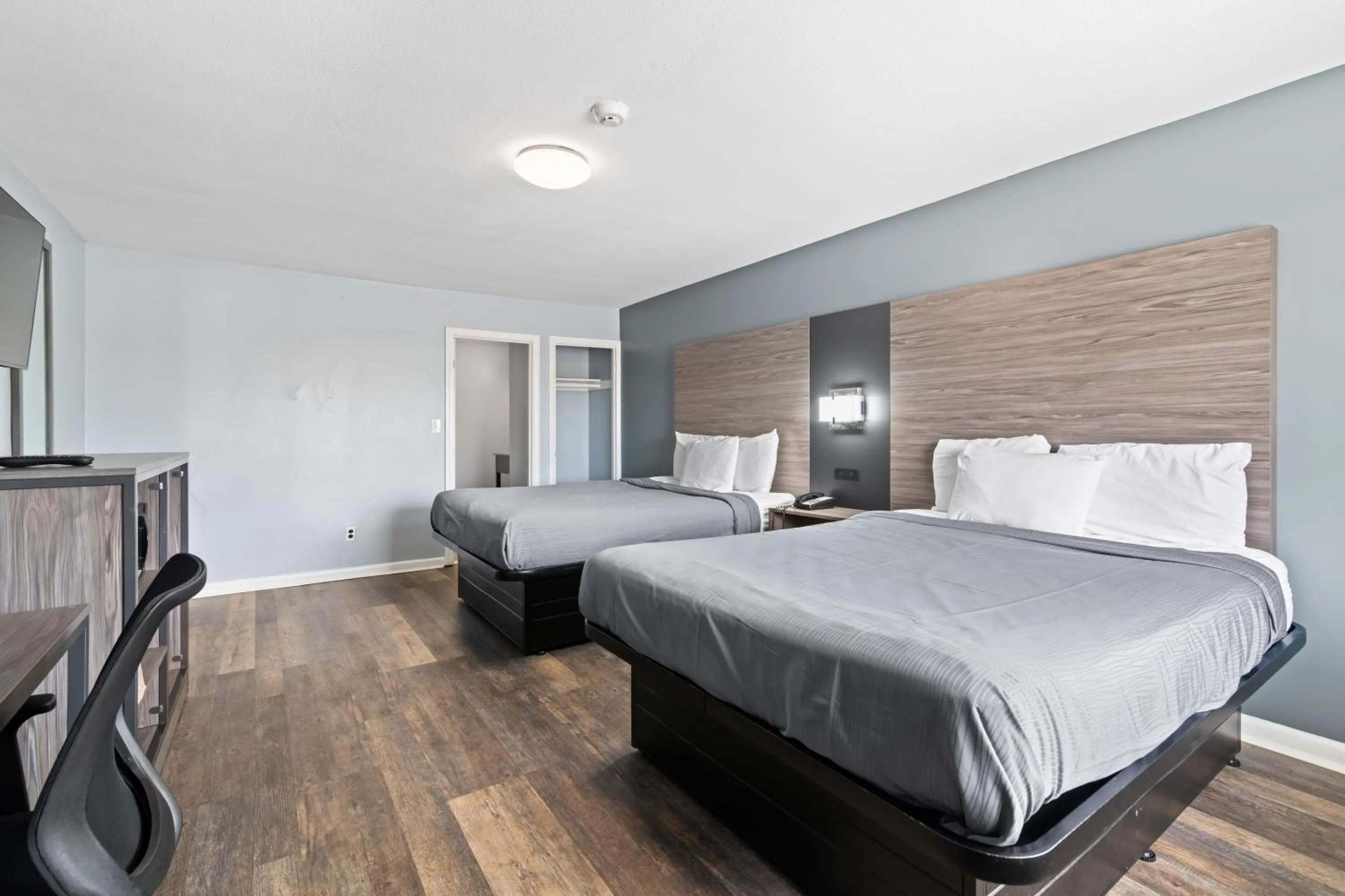 Guests, Bed in Plaza Inn