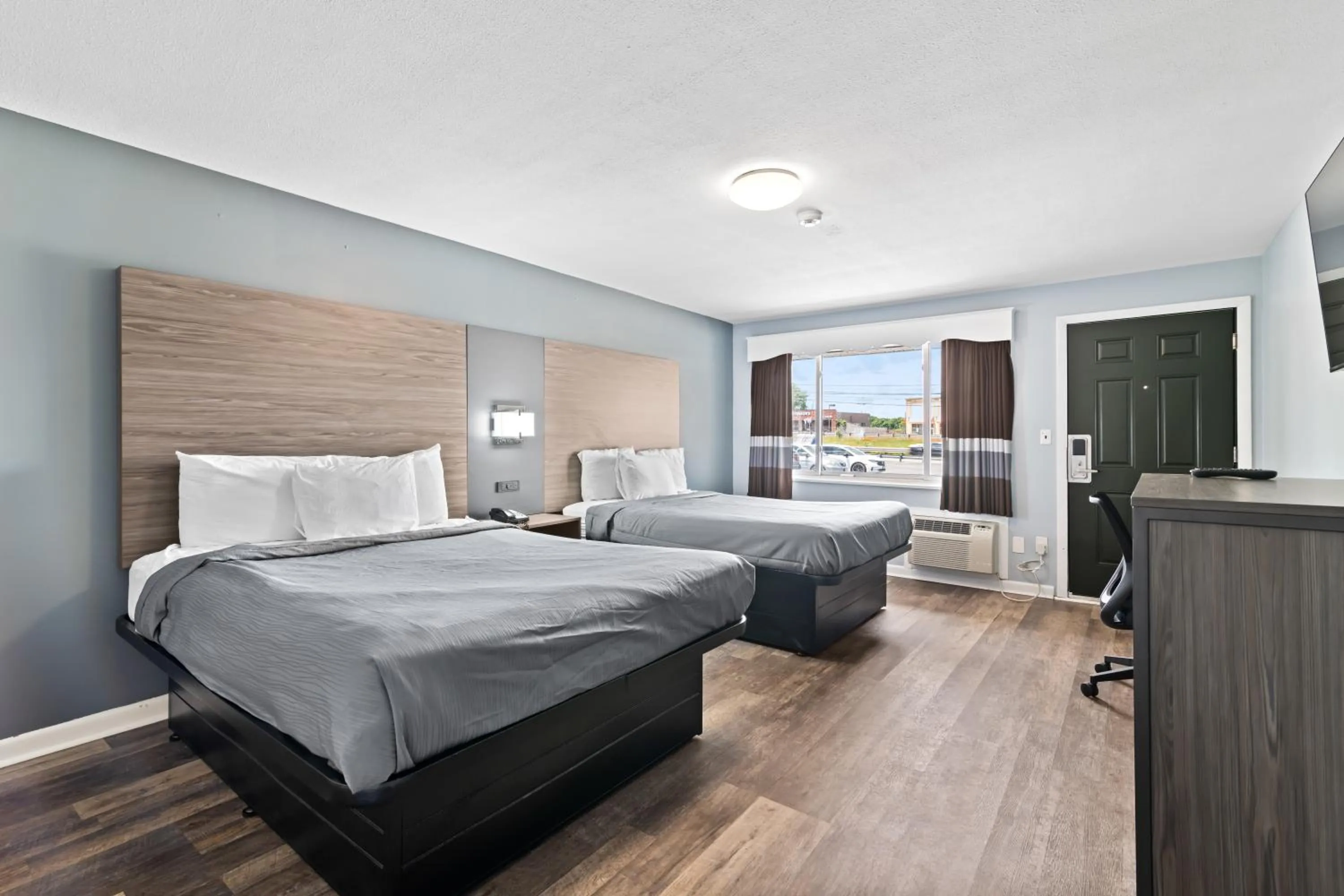 Guests, Bed in Plaza Inn