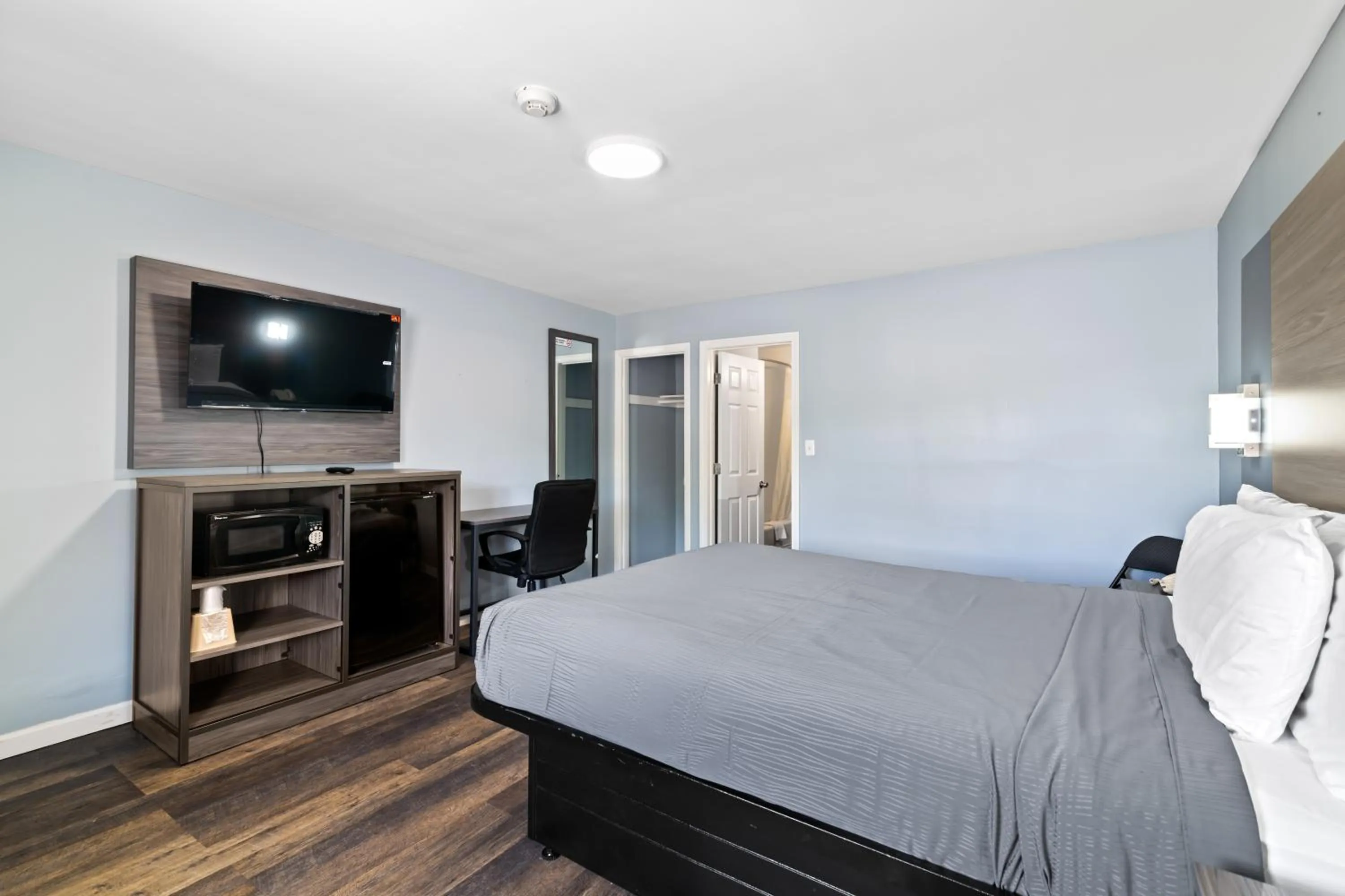 Property building, Bed in Plaza Inn