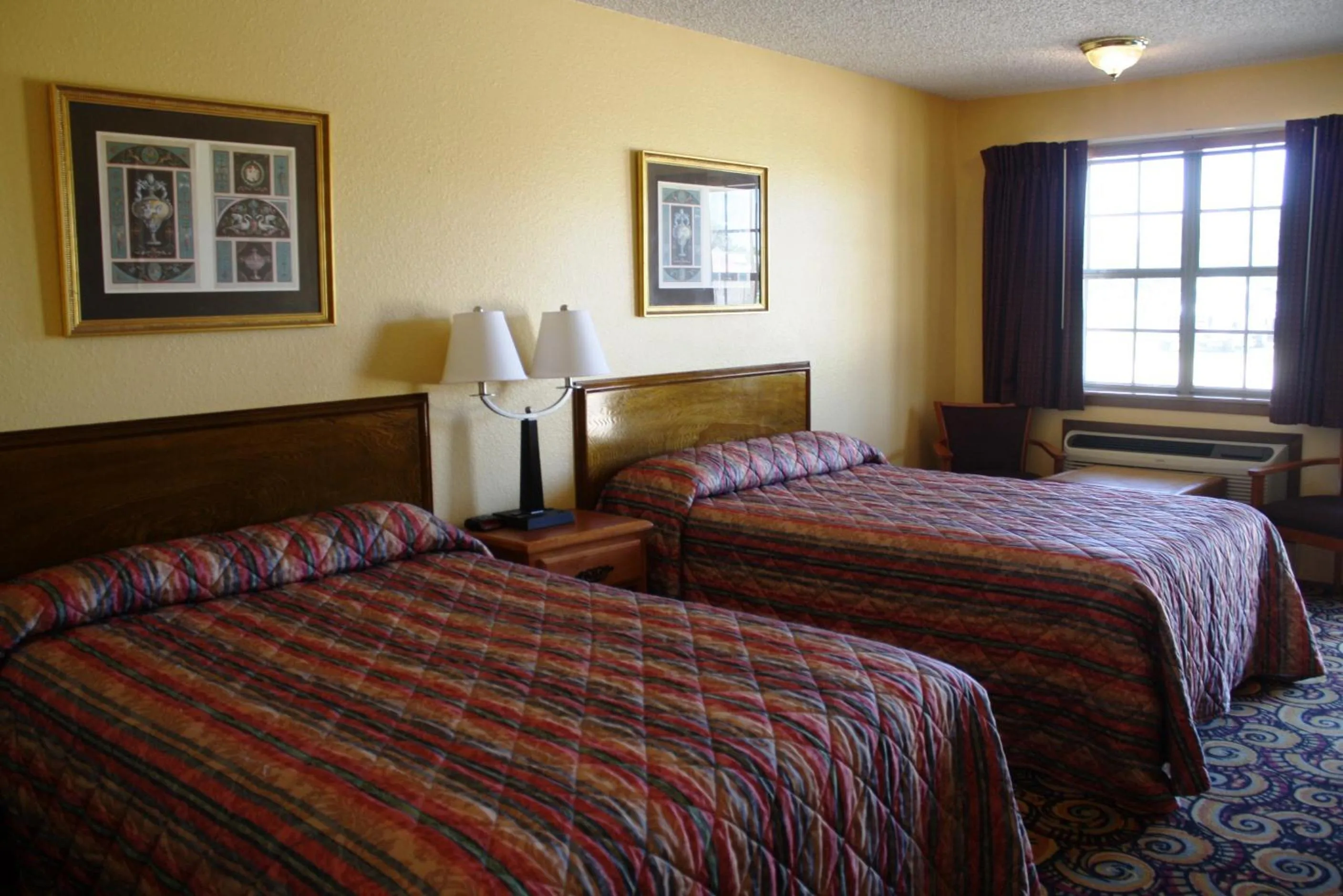 Bed in Lake Palestine Motor Inn