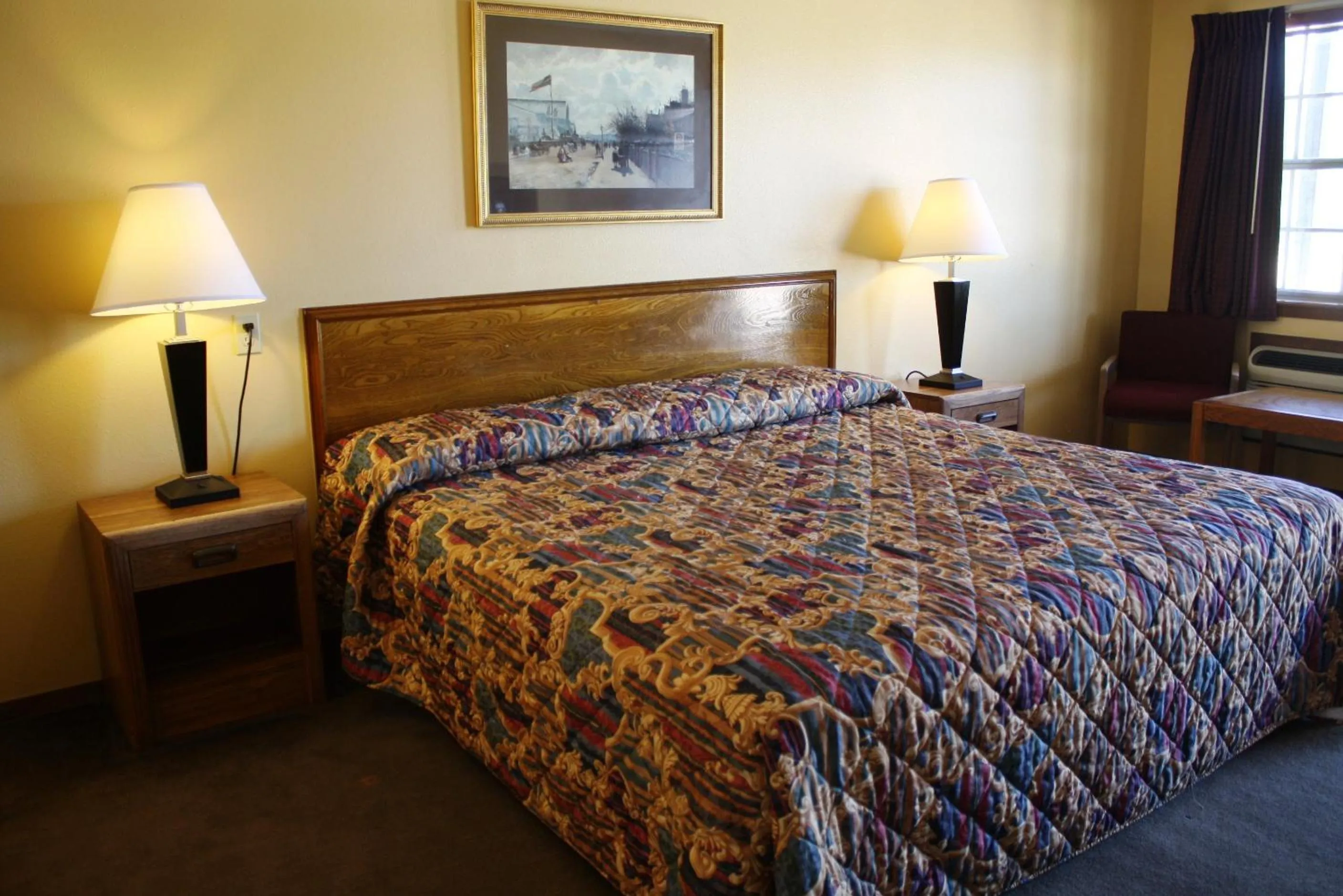 Bed in Lake Palestine Motor Inn