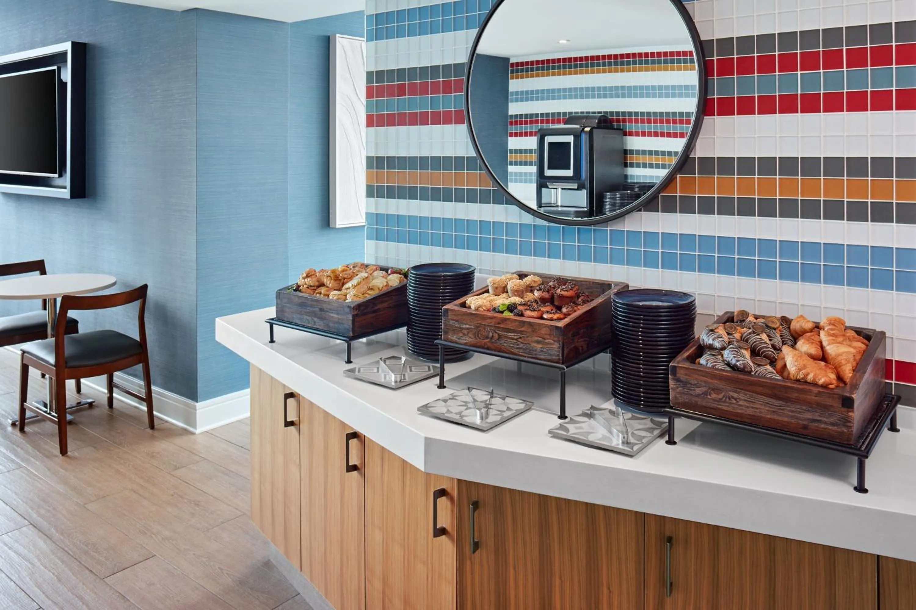 Lounge or bar in Delta Hotels by Marriott Toronto