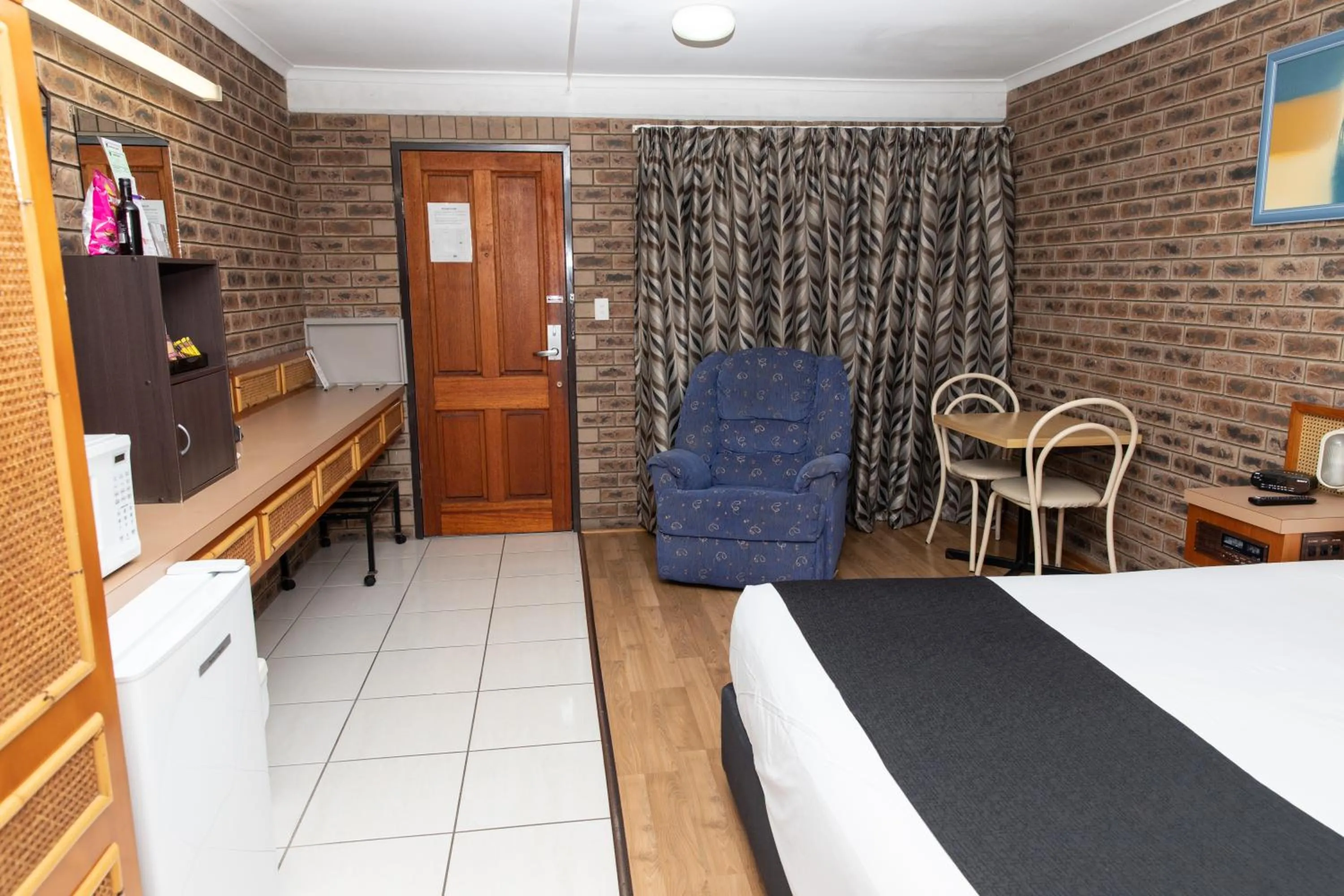 Bed in Lantern Motor Inn