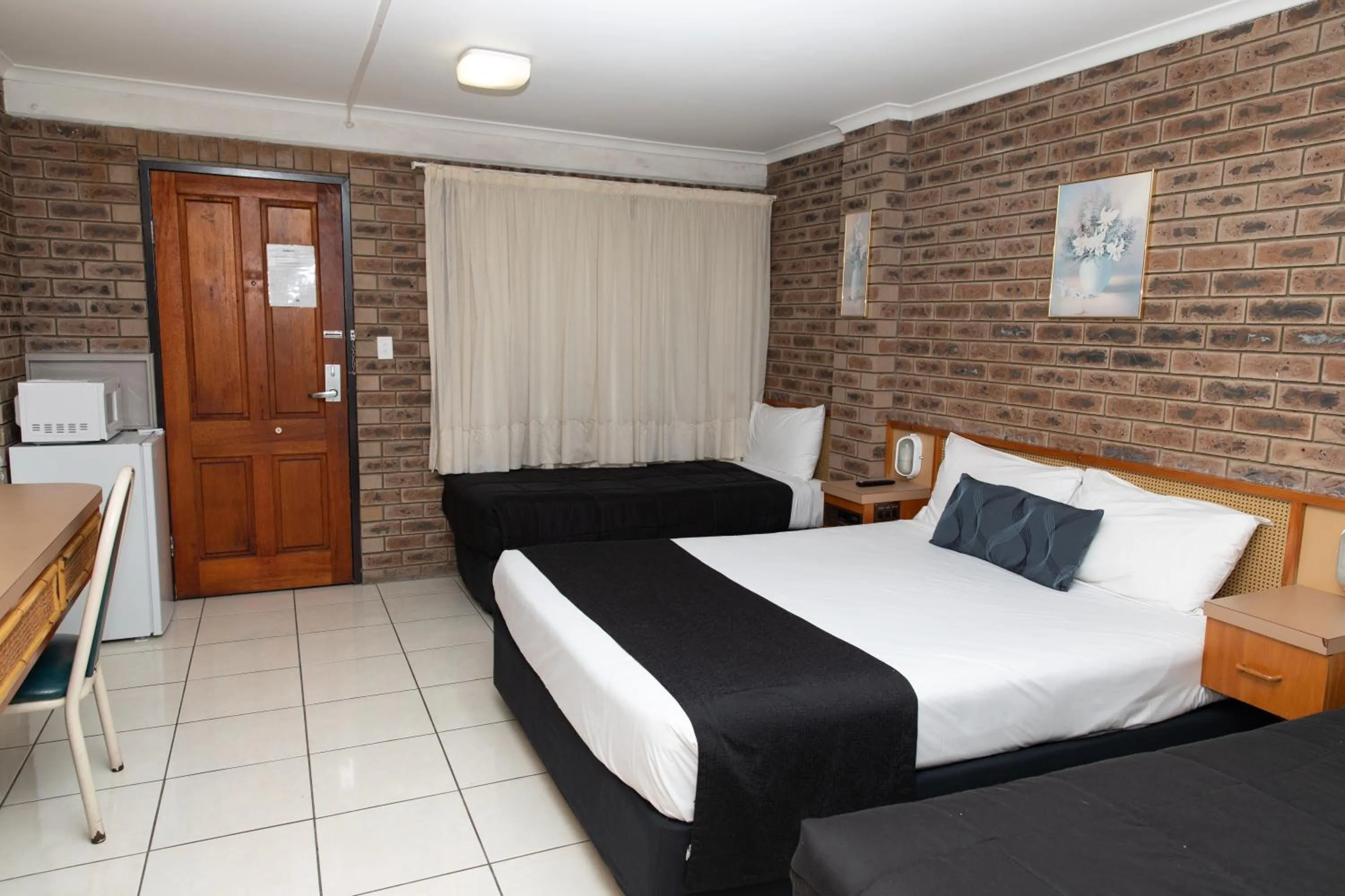 Bed in Lantern Motor Inn