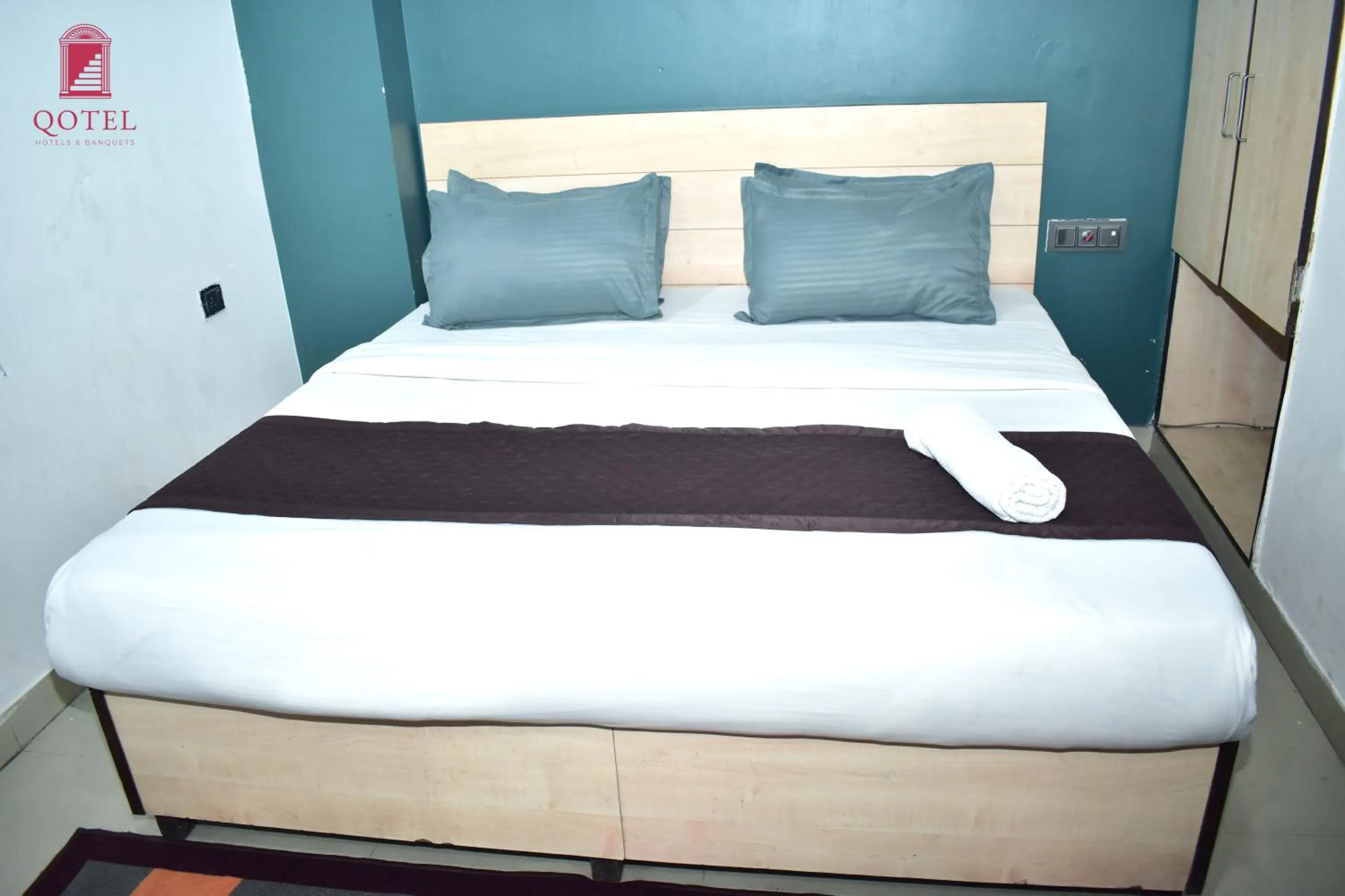 Bed in Qotel Hotel Rama Rohini Sector-24 Couple Friendly
