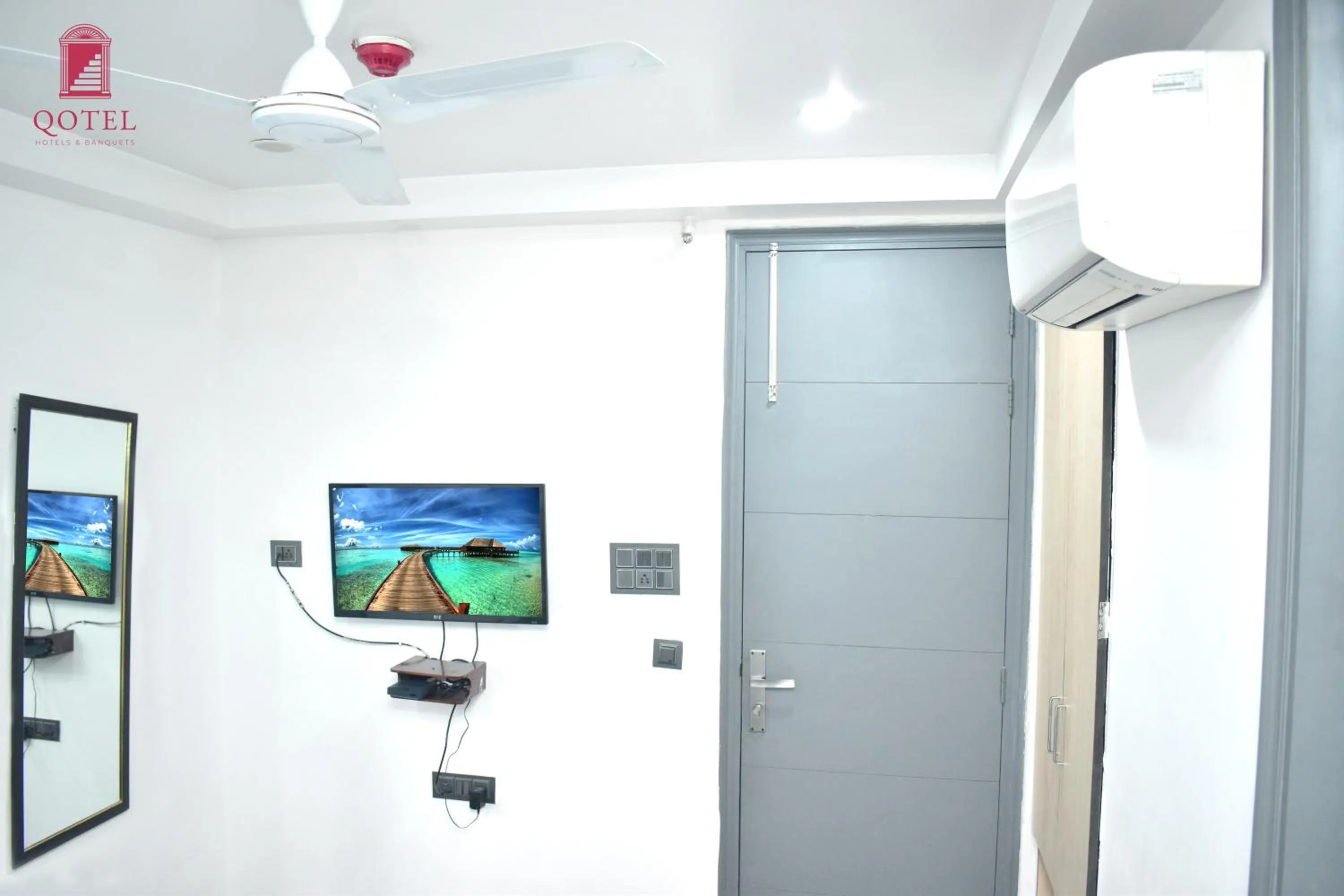 TV and multimedia in Qotel Hotel Rama Rohini Sector-24 Couple Friendly