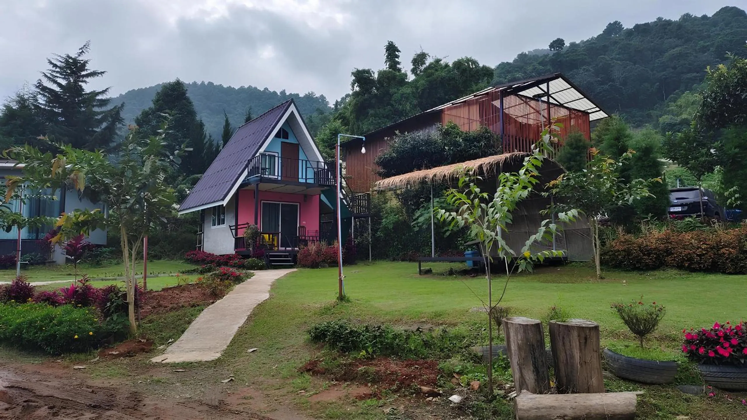 Property building in Inthanon Lao-Ju House