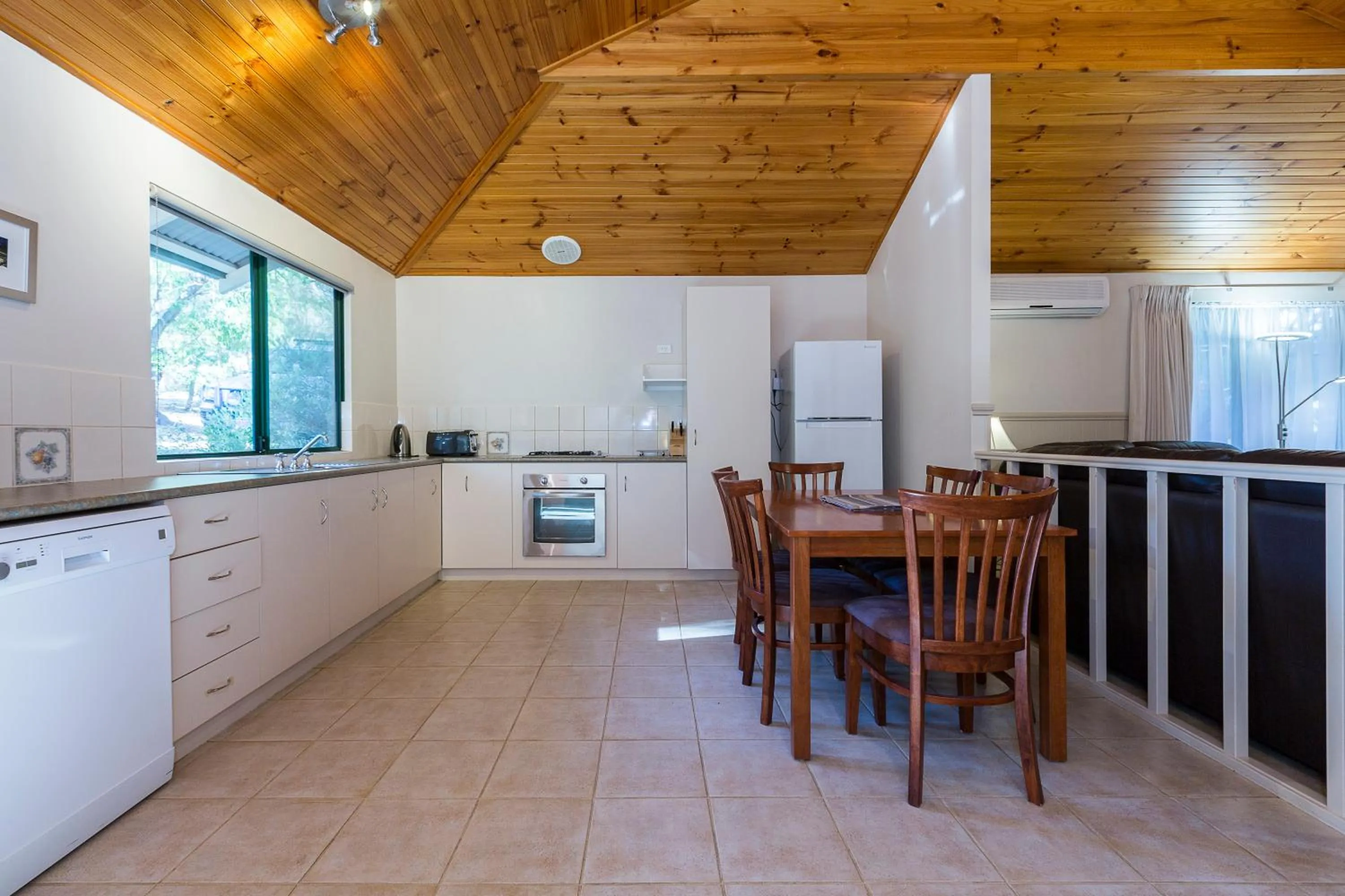 Kitchen or kitchenette in Bushy Lake Chalets