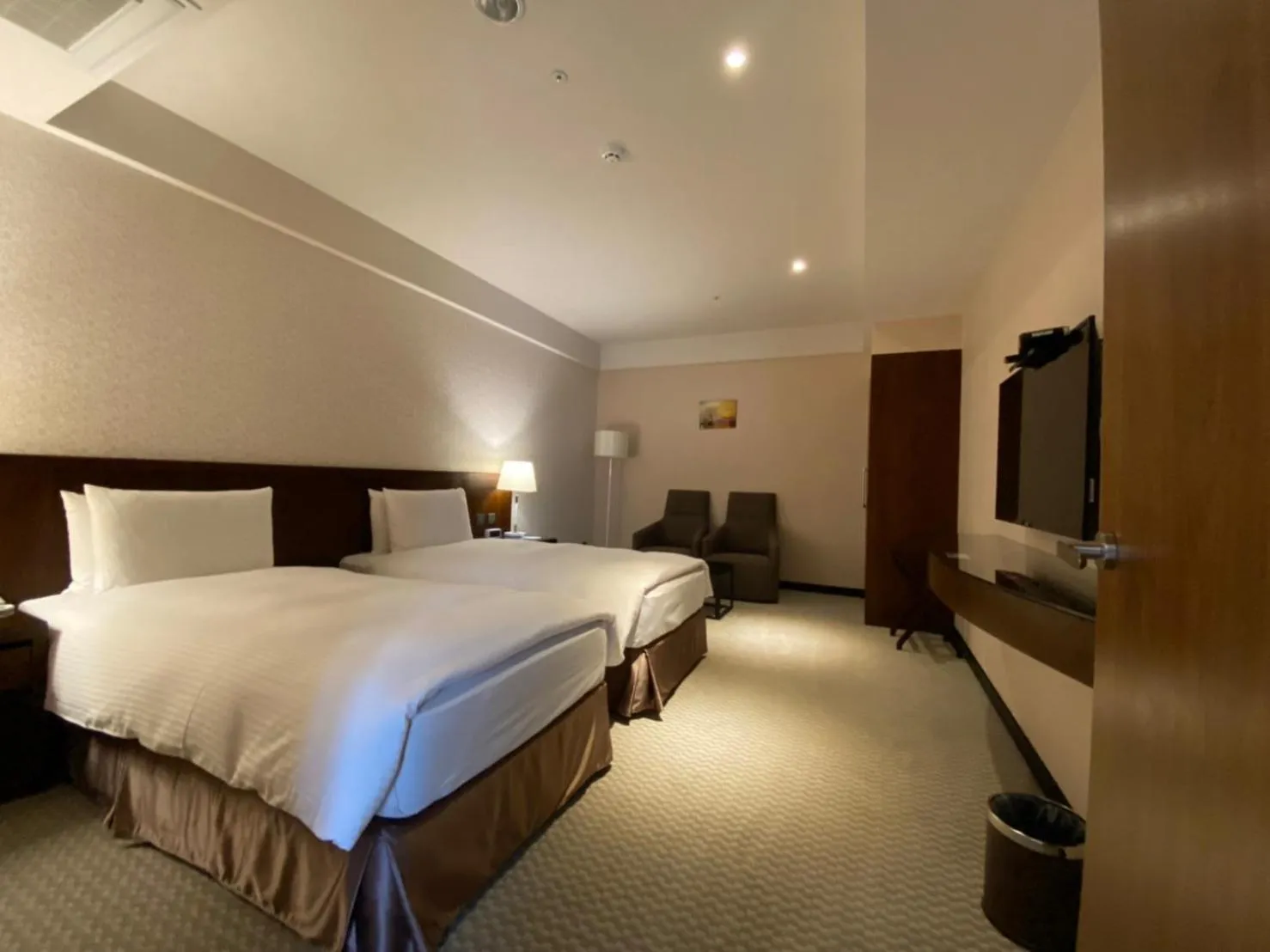 Bedroom, Bed in 雀客旅館台中來來