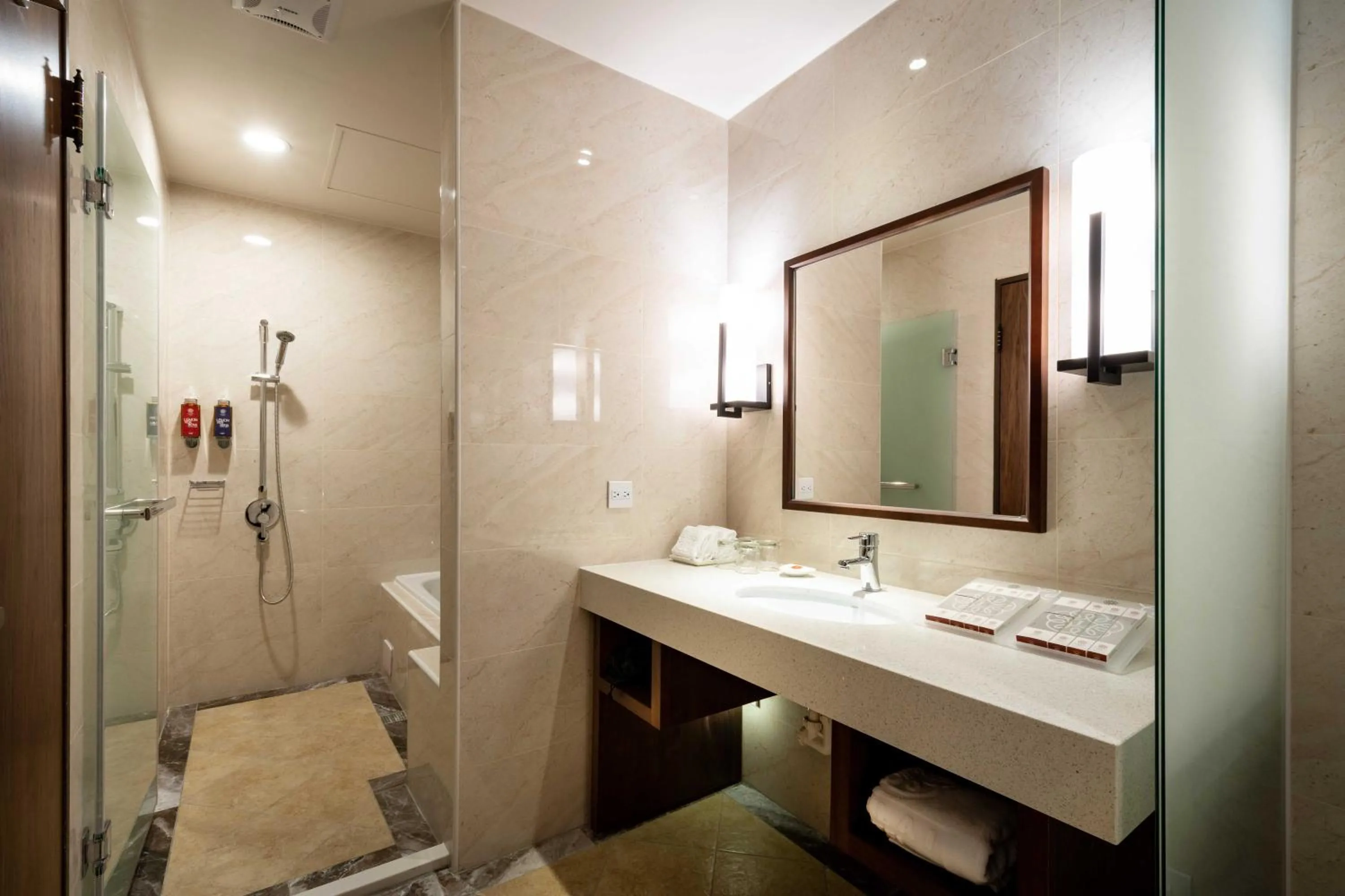 Bathroom in 雀客旅館台中來來