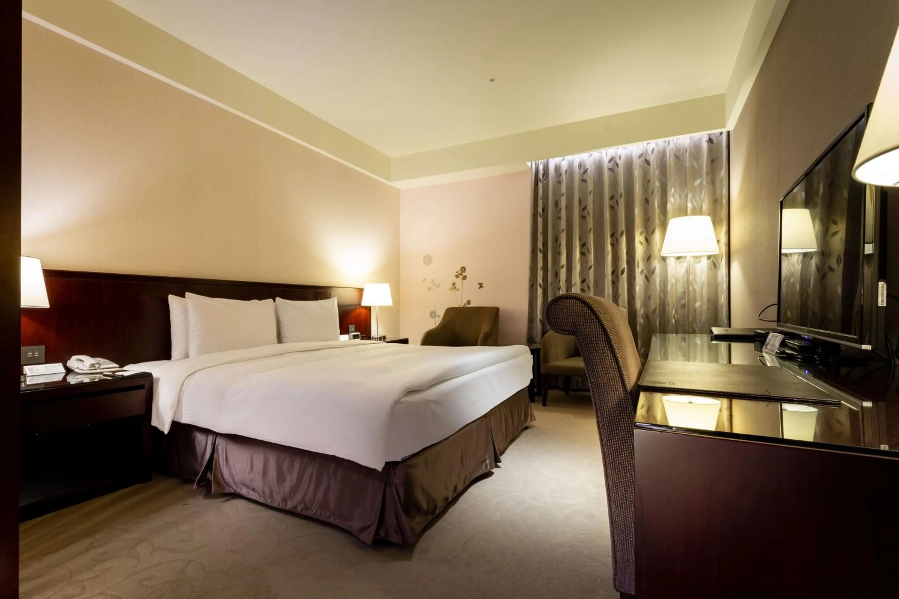 Photo of the whole room, Bed in 雀客旅館台中來來