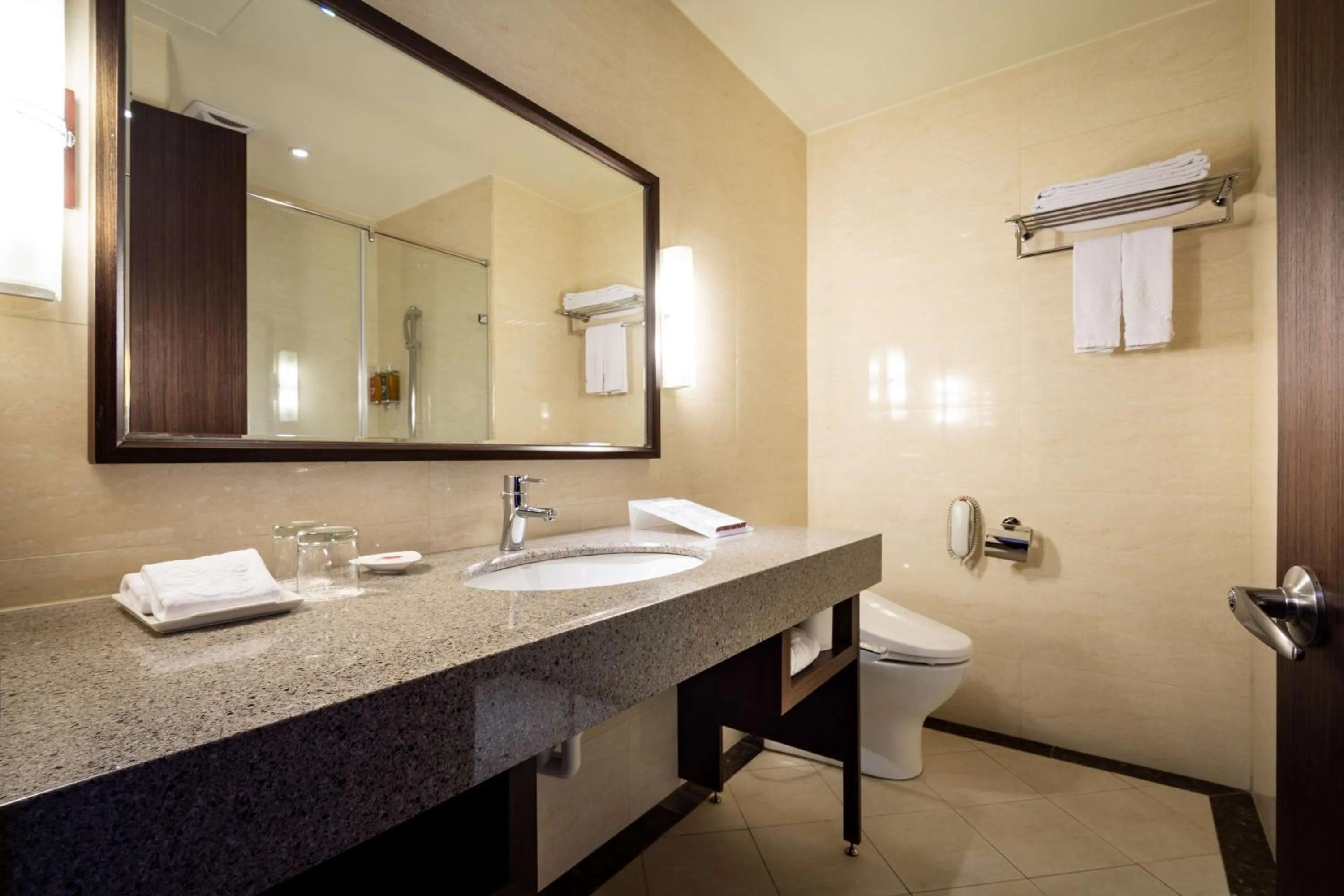 Bathroom in 雀客旅館台中來來