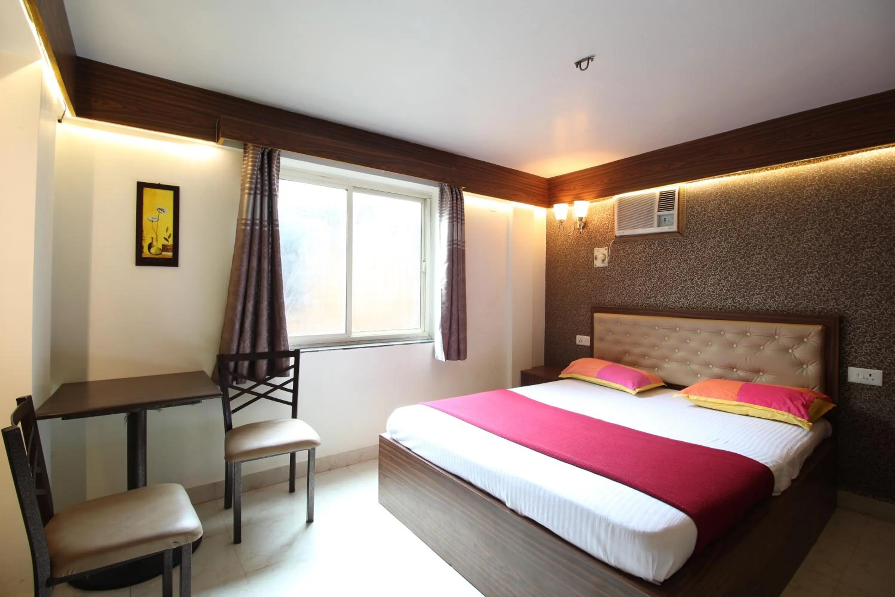 Bathroom, Bed in Roundcube Guest House