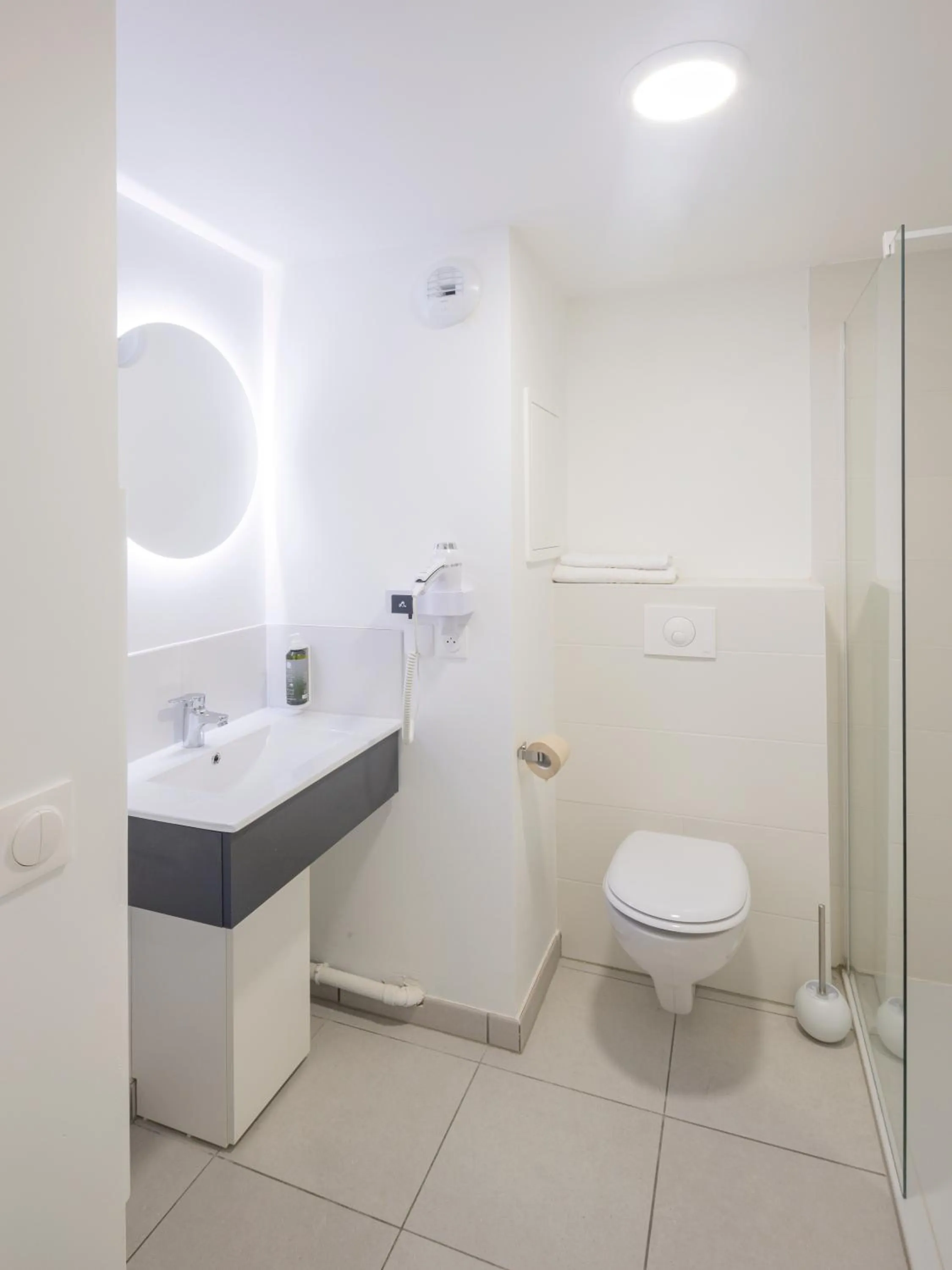 Toilet in All Suites Appart Hôtel - Le Havre Centre - Les docks