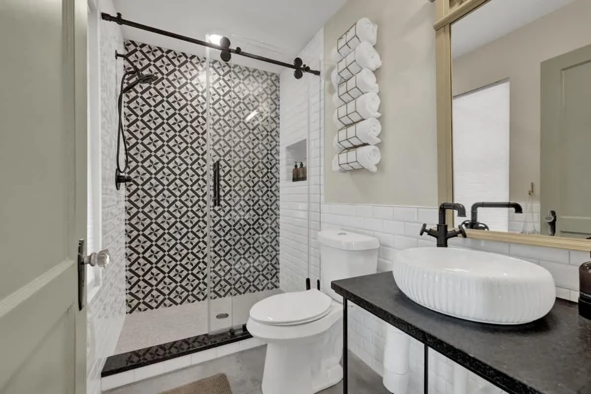 Shower in Historic Gem near Schlitterbahn