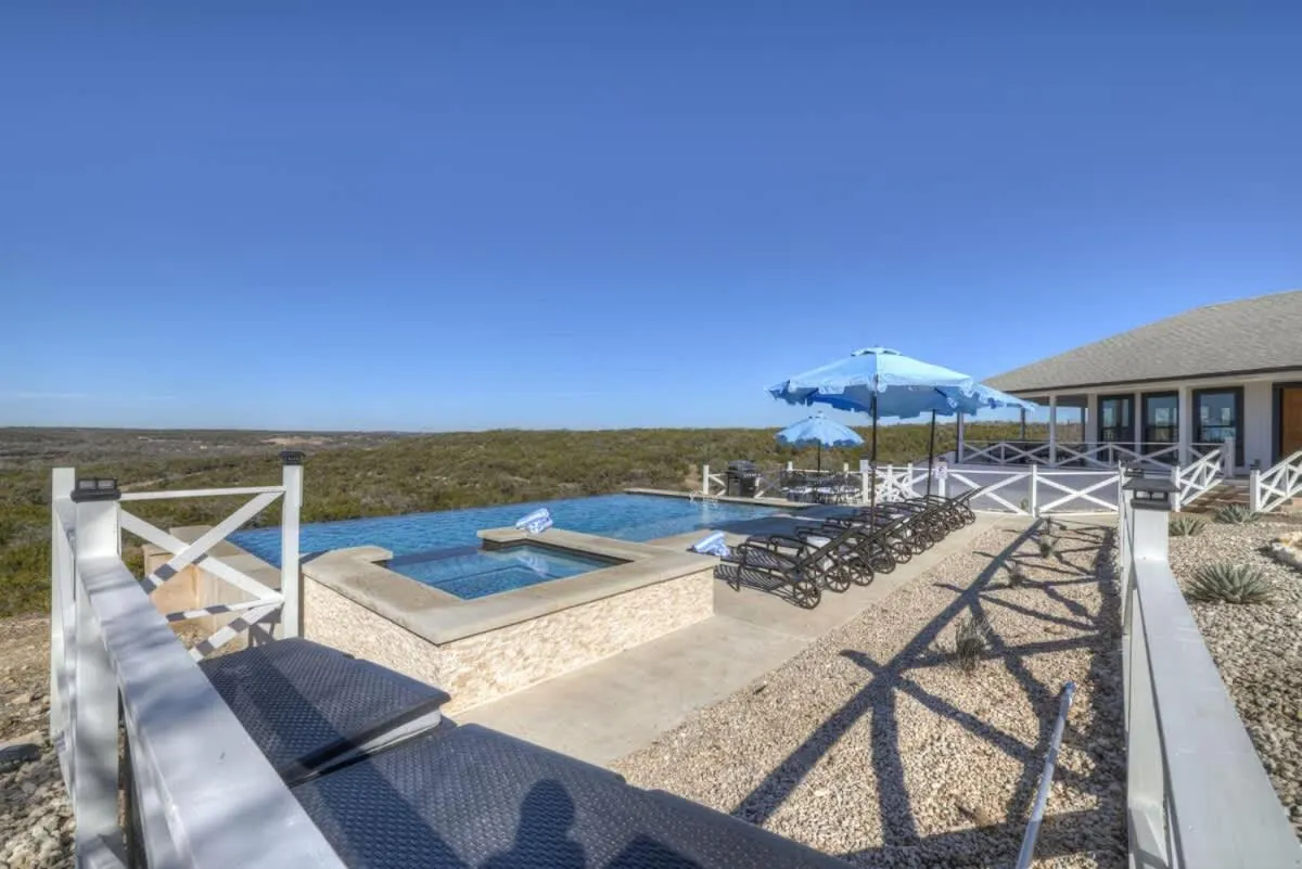 Day in Hilltop Lux Haus with InfinityPool-Hottub-PoolTable