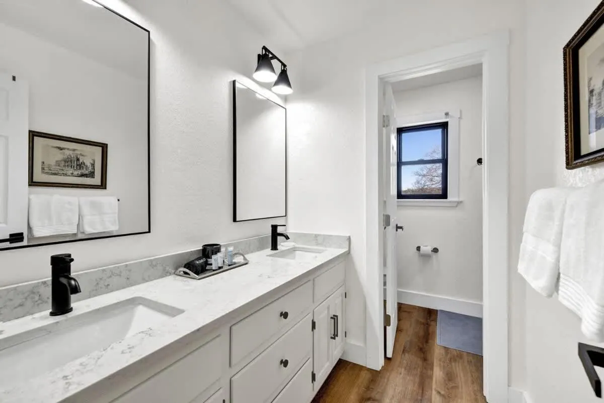 Bathroom in Hilltop Lux Haus with InfinityPool-Hottub-PoolTable