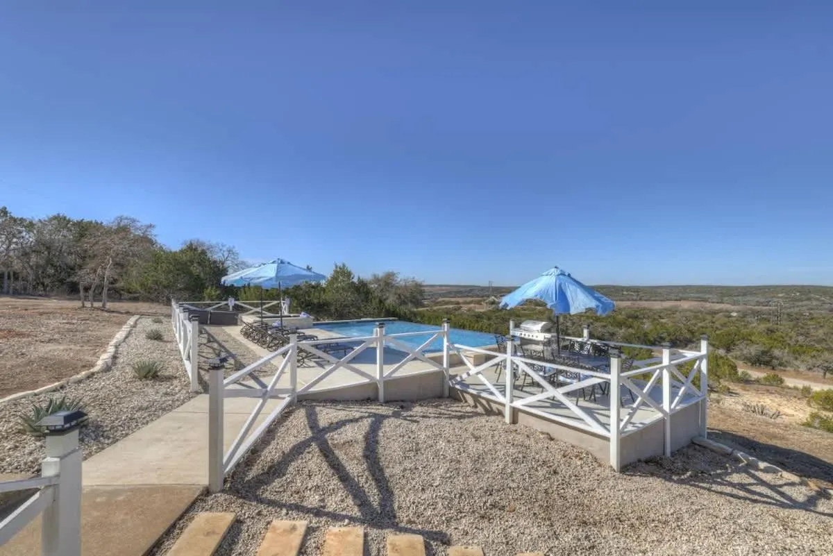 Day in Hilltop Lux Haus with InfinityPool-Hottub-PoolTable