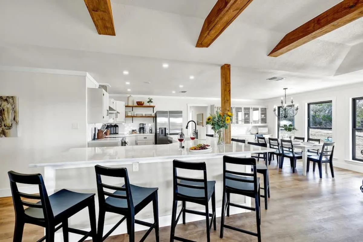 Seating area in Hilltop Lux Haus with InfinityPool-Hottub-PoolTable
