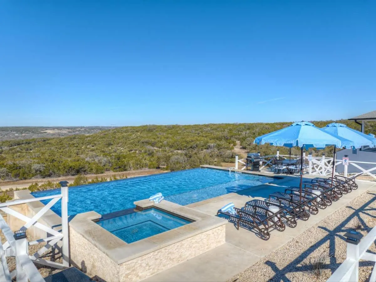 Day in Hilltop Lux Haus with InfinityPool-Hottub-PoolTable