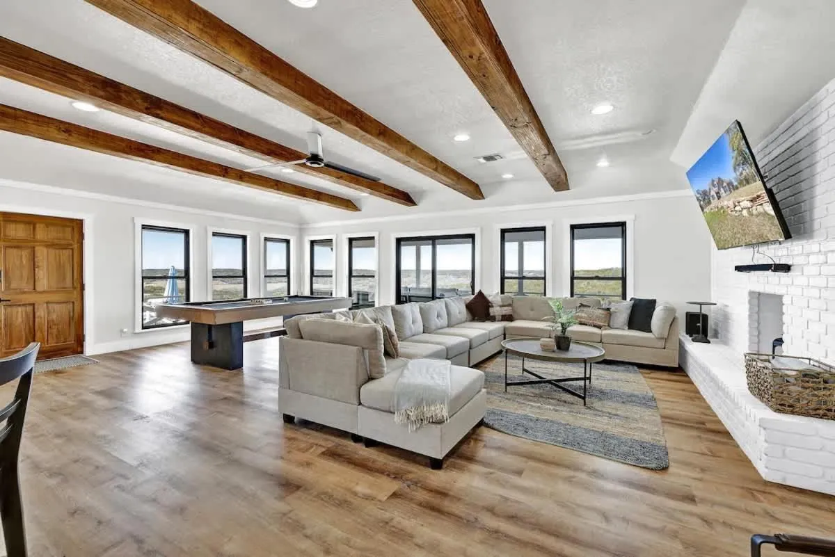 TV and multimedia in Hilltop Lux Haus with InfinityPool-Hottub-PoolTable