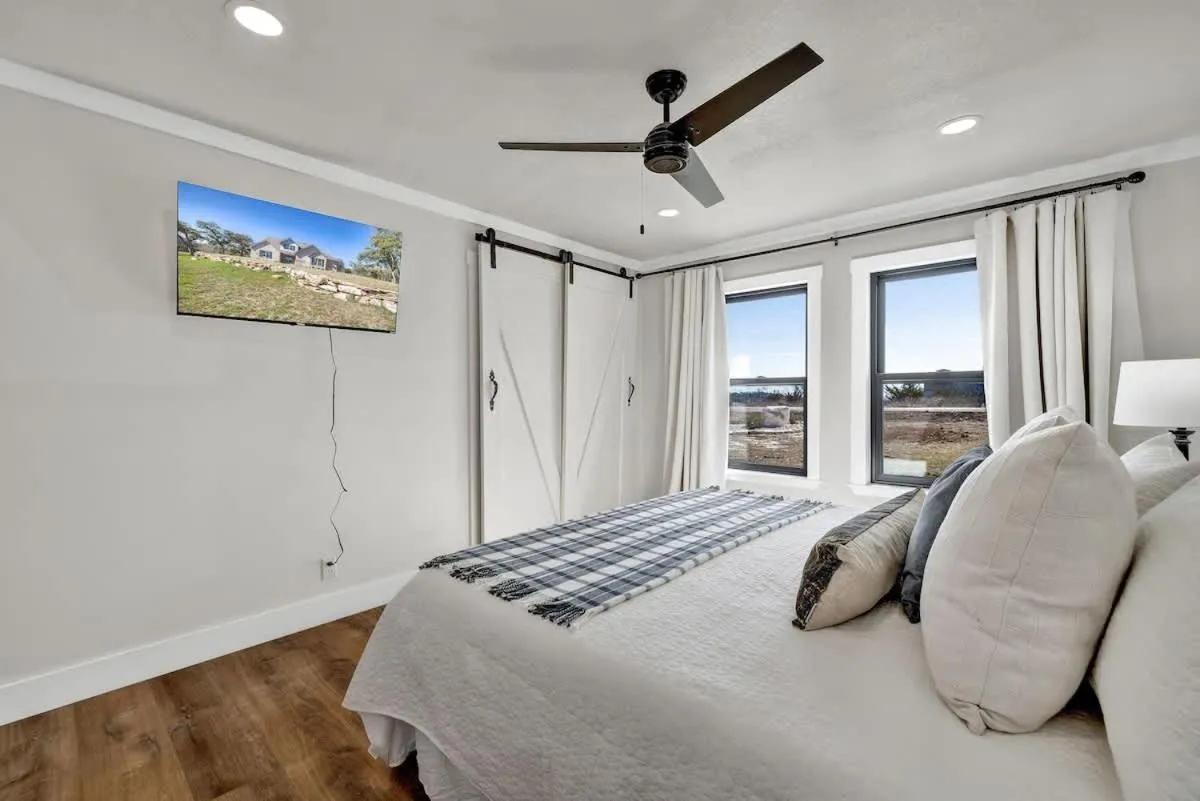 Bed in Hilltop Lux Haus with InfinityPool-Hottub-PoolTable