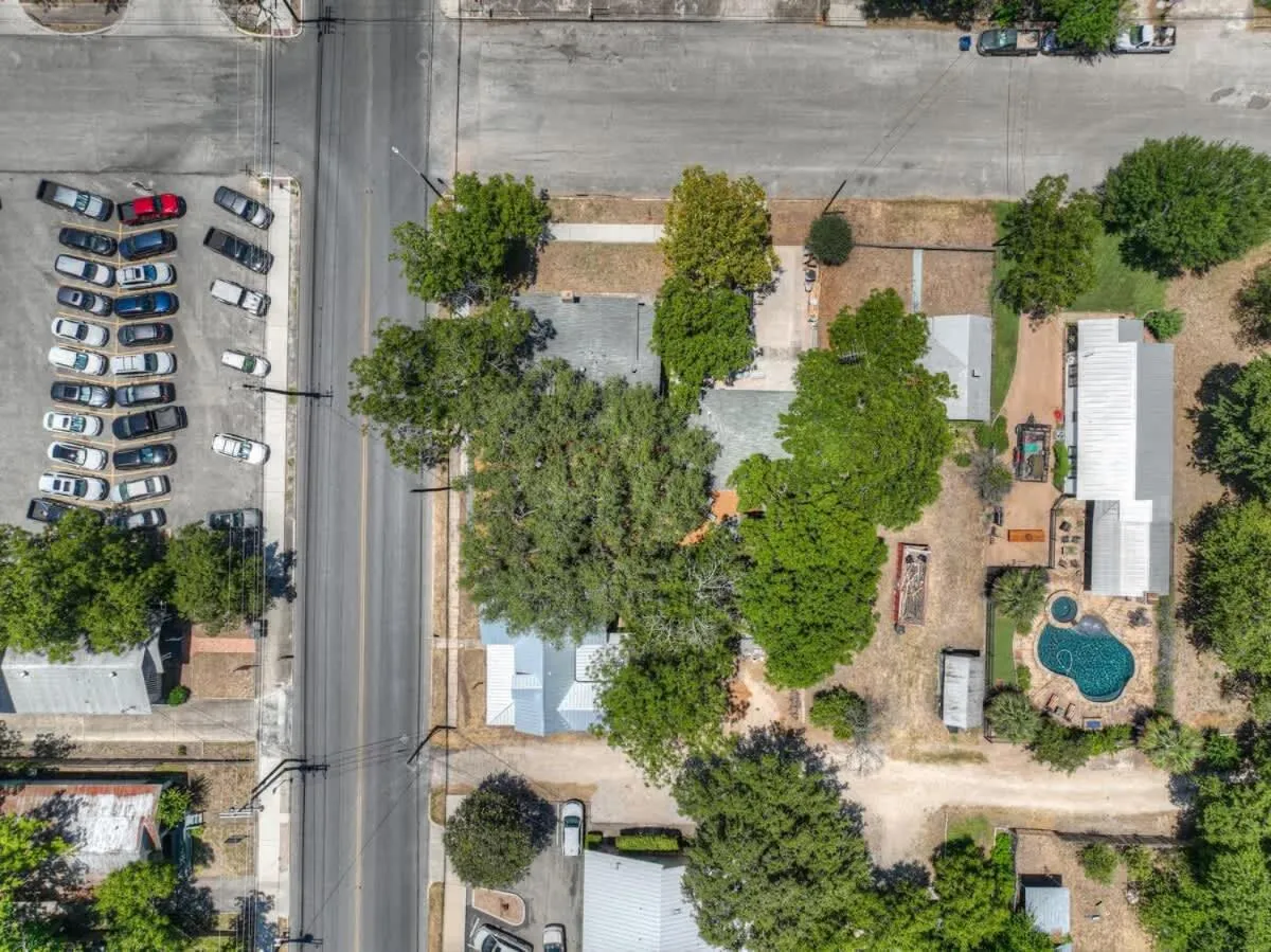 Property building in Historic Hideaway Stroll to Schlitterbahn