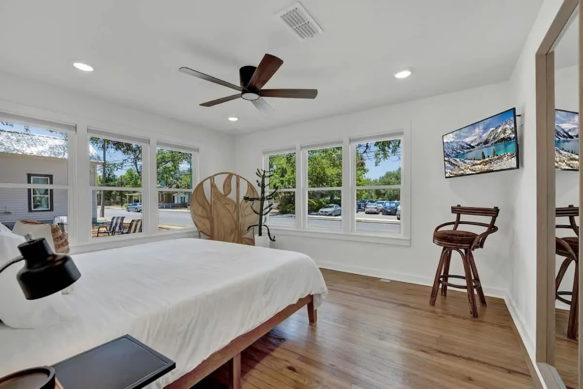 Bed in Historic Hideaway Stroll to Schlitterbahn