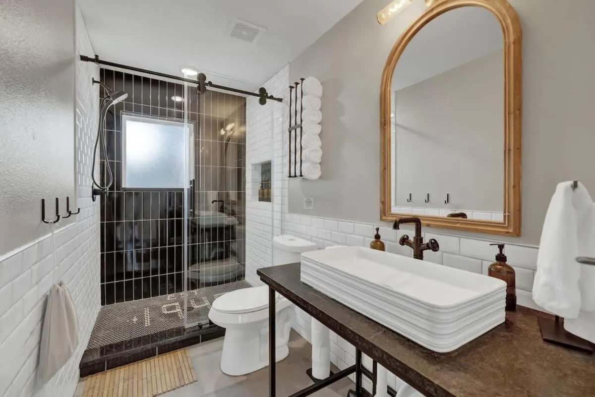 Shower in Historic Hideaway Stroll to Schlitterbahn