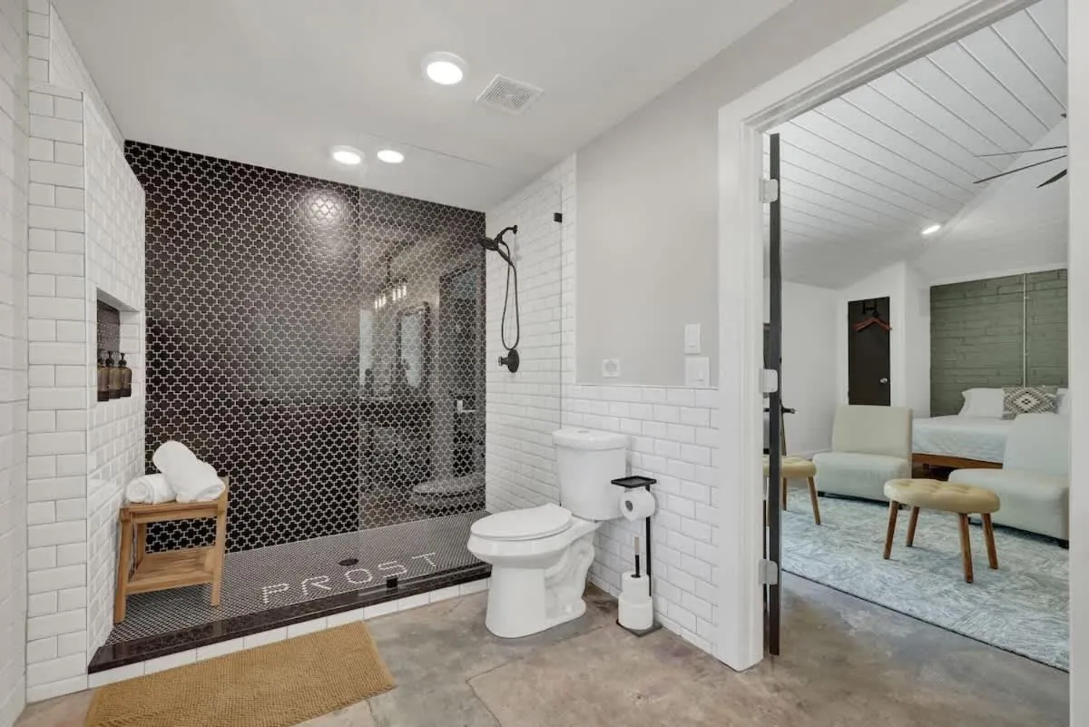 Shower in Historic Hideaway Stroll to Schlitterbahn