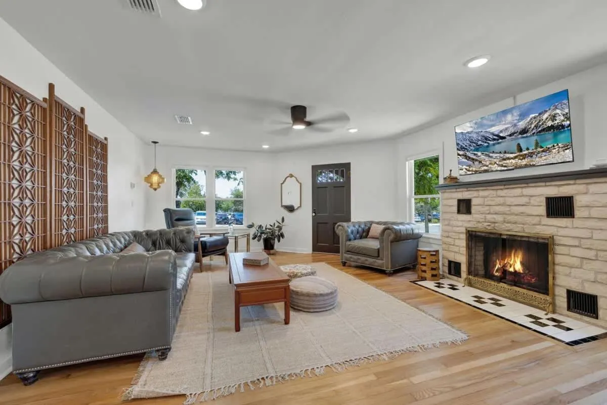 TV and multimedia in Historic Hideaway Stroll to Schlitterbahn