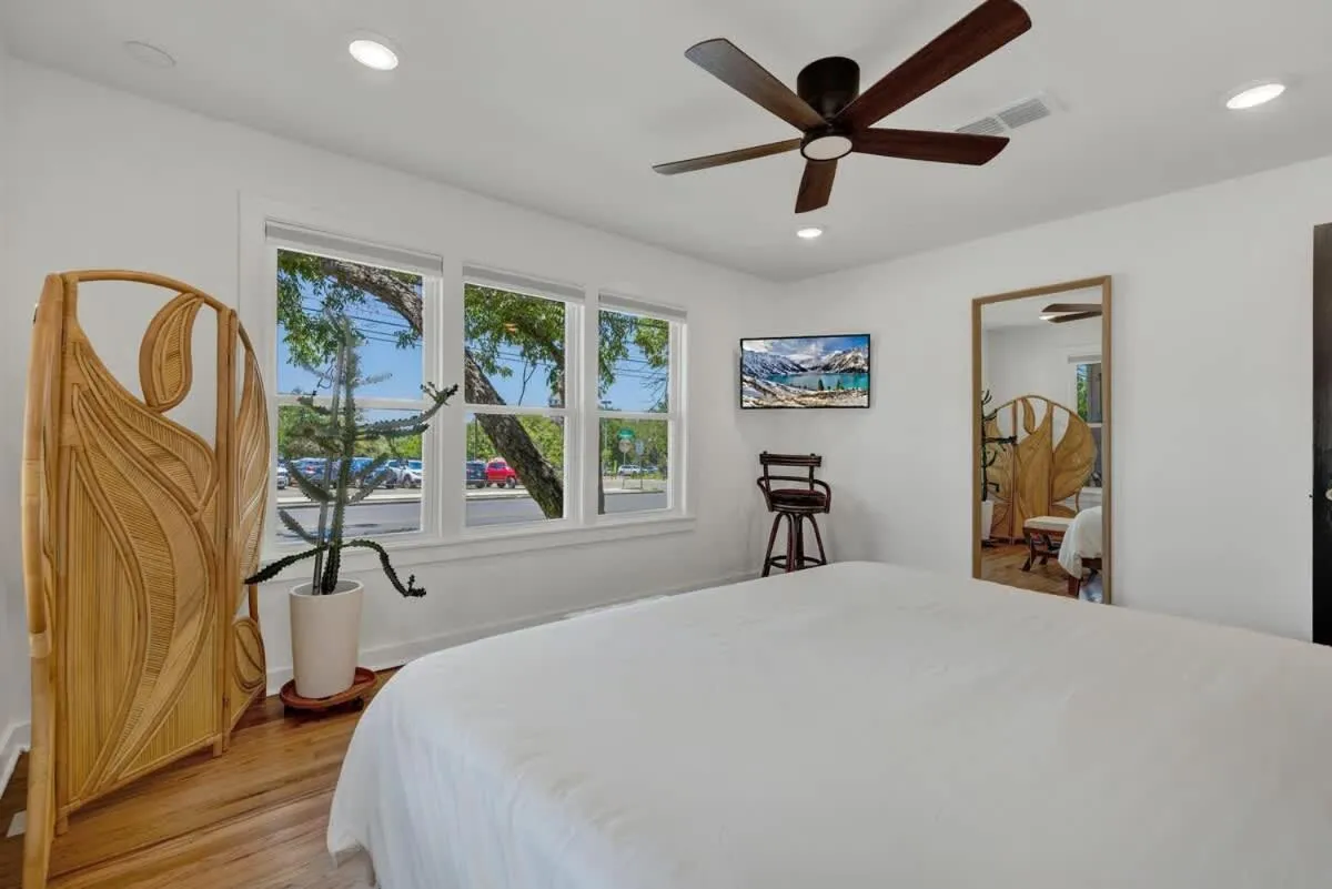 Bed in Historic Hideaway Stroll to Schlitterbahn