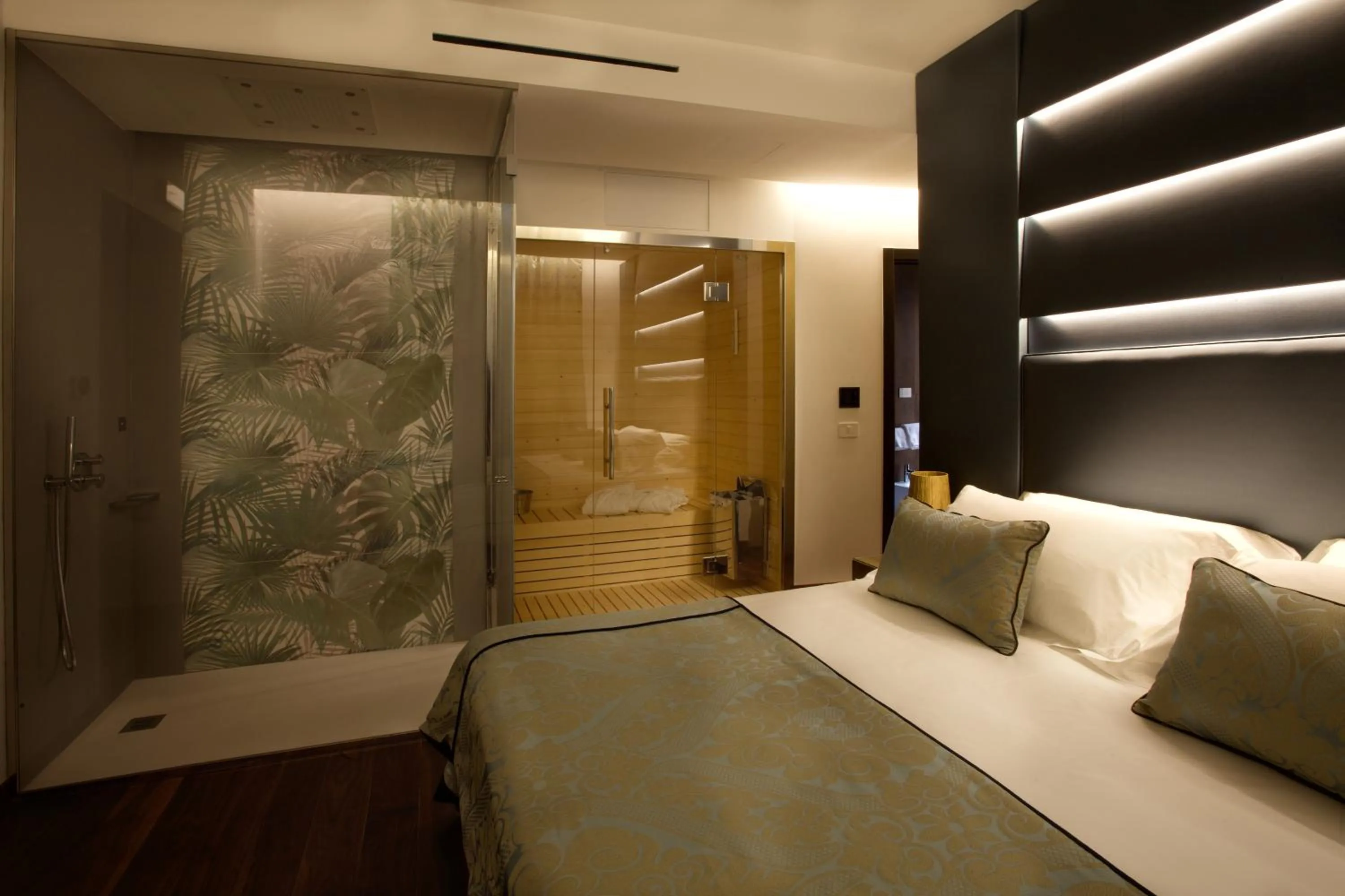 Shower, Bed in Palazzo Cartari